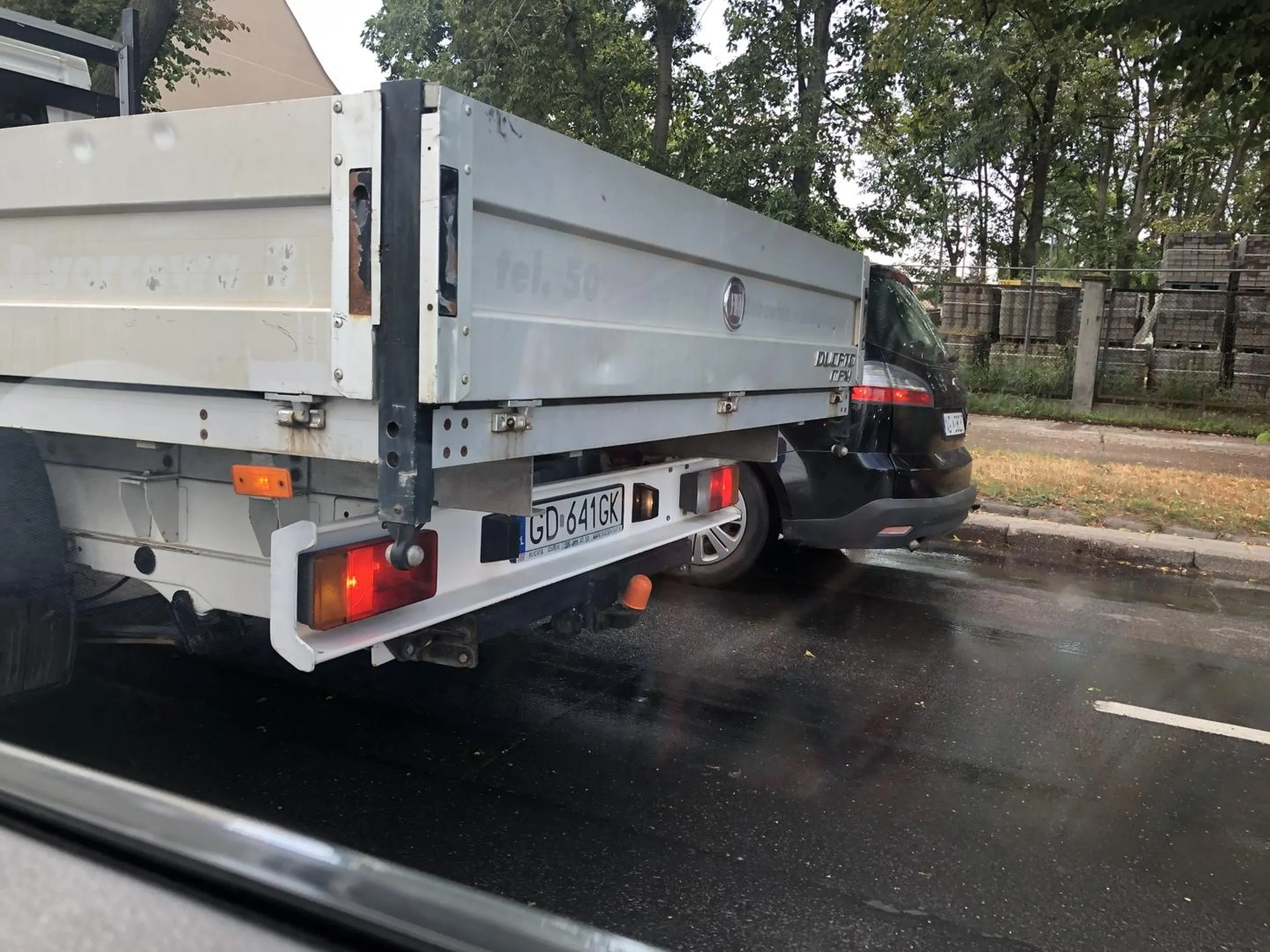 Chory gówniarz, zmienia 2 pasy ruchu, powoduje realne zagrożenie w ruchu drogowym i jeszcze coś szczeka.