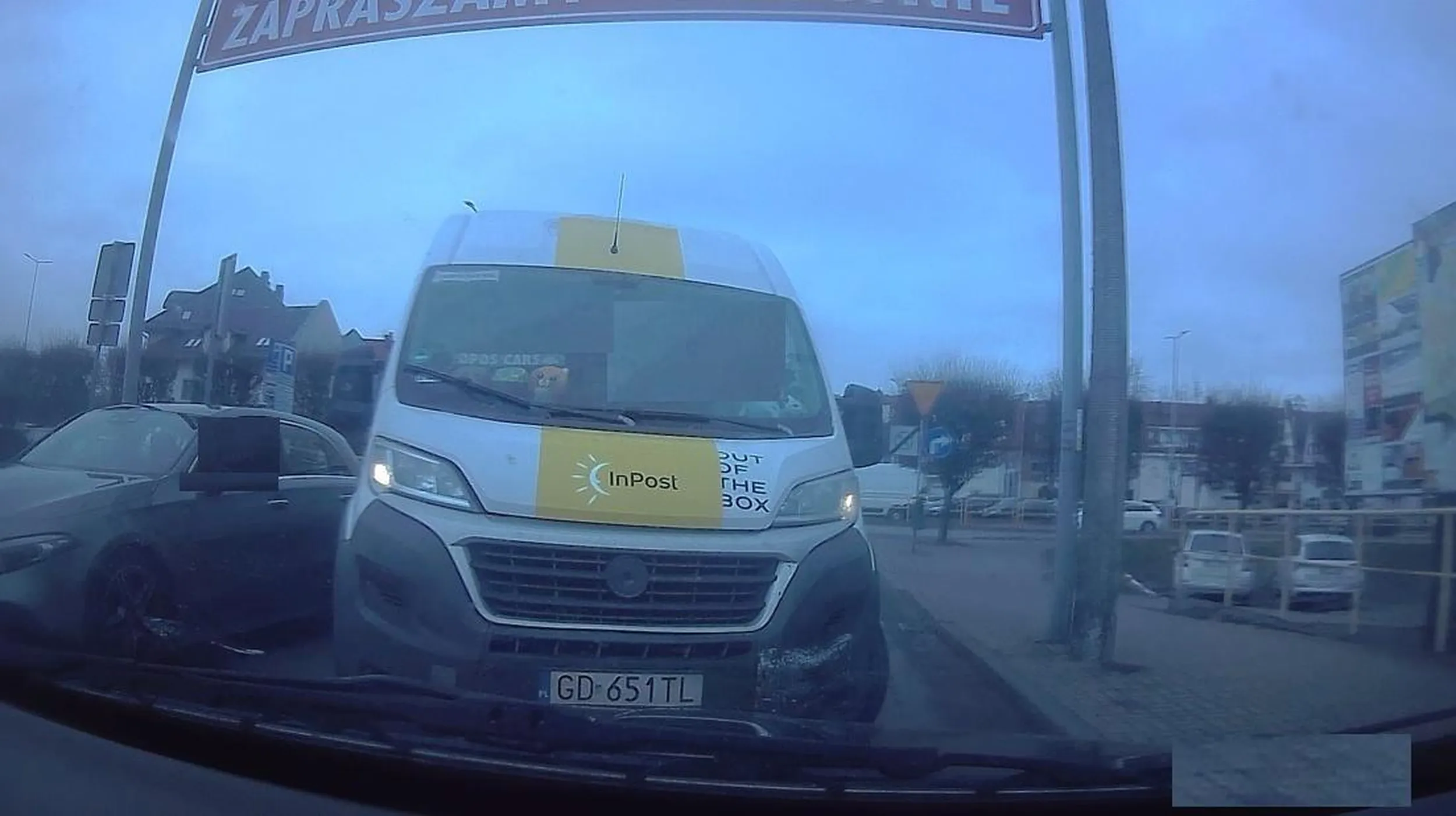 Na zdjęciu, kurier wymusza pierwszeństwo przejazdu.