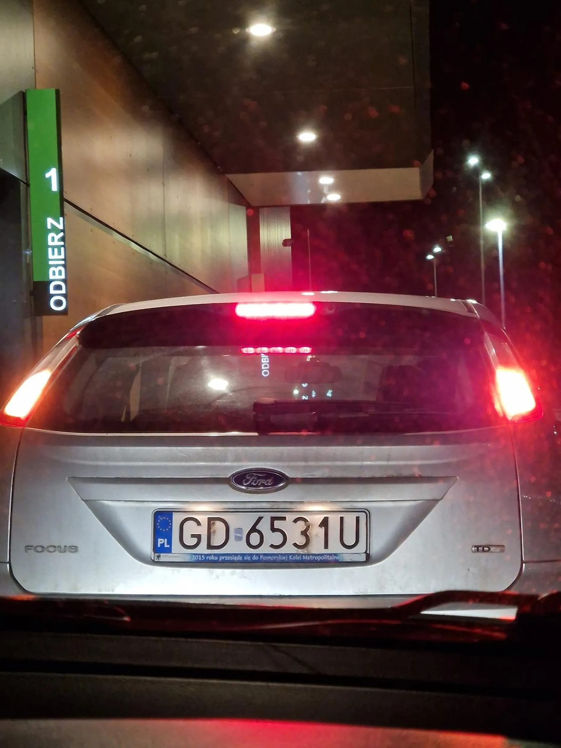 Trąbi na pracowników mcdrive żeby ich pośpieszyć i wali ręką w okienko, czekając na swoje zamówienie niecałe 3 minuty. Zero kultury