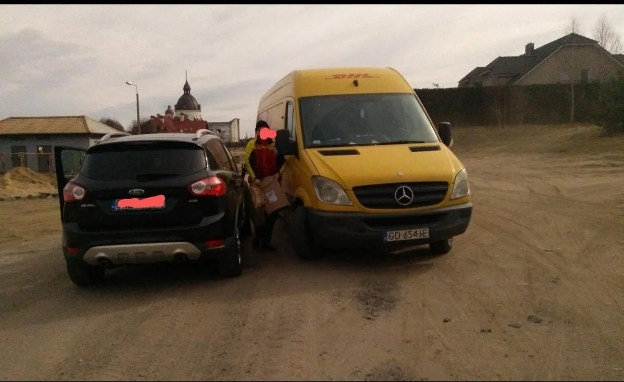 Wejherowo. DROGA JEDNO KIERUNKOWA PONIEWAŻ BYŁA W TRAKCIE BUDOWY, FACET JECHAŁ Z NAPRZECIWKA POD PRĄD I ZAJECHAŁ MI DROGĘ, NASTĘPNIE ZACZĄŁ WYCIĄGAĆ PACZKI DO SKLEPU.