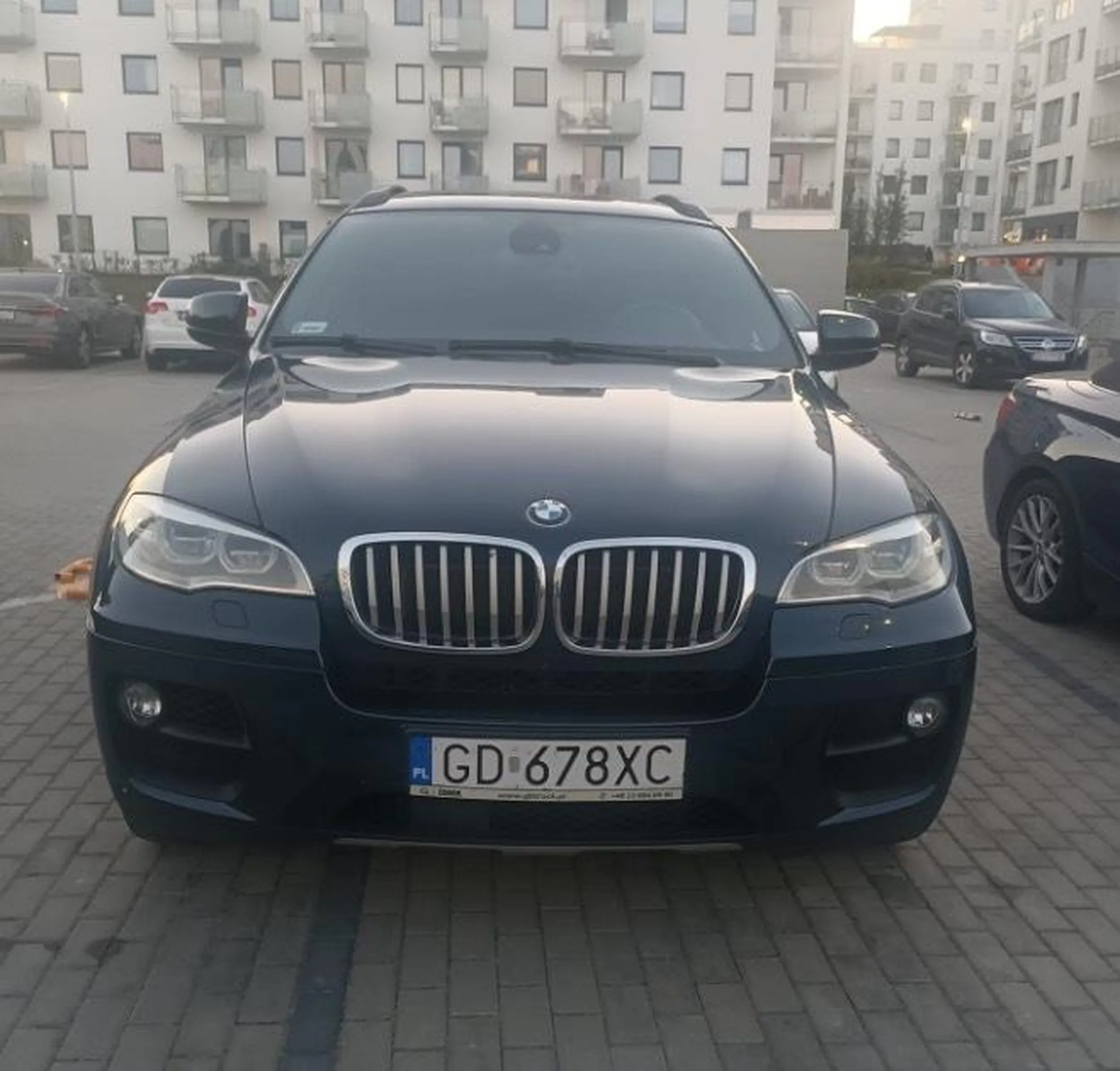 Nie dość, że problem z poszanowaniem prywatnej własności (miejsca parkingowego), to jeszcze problem z parkowaniem na mniej niz jednym miejscu.