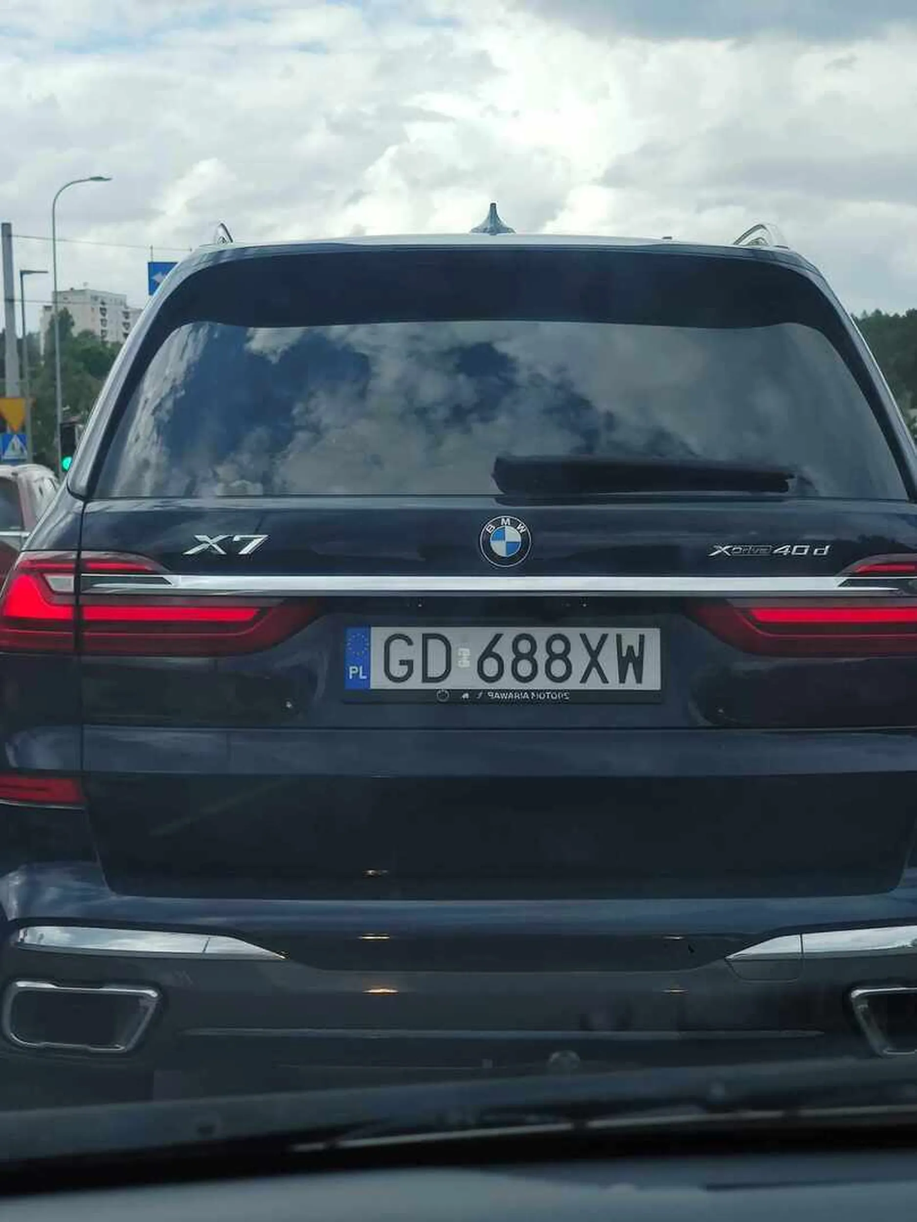 typowa blondyna w bmw wpieprza sie na pas nie patrzac w lusterka prawie powodując wypadek i jeszcze w dodatku się sapie jakby ją chłopak nie zadowalał w nocy. nie pozdrawiam