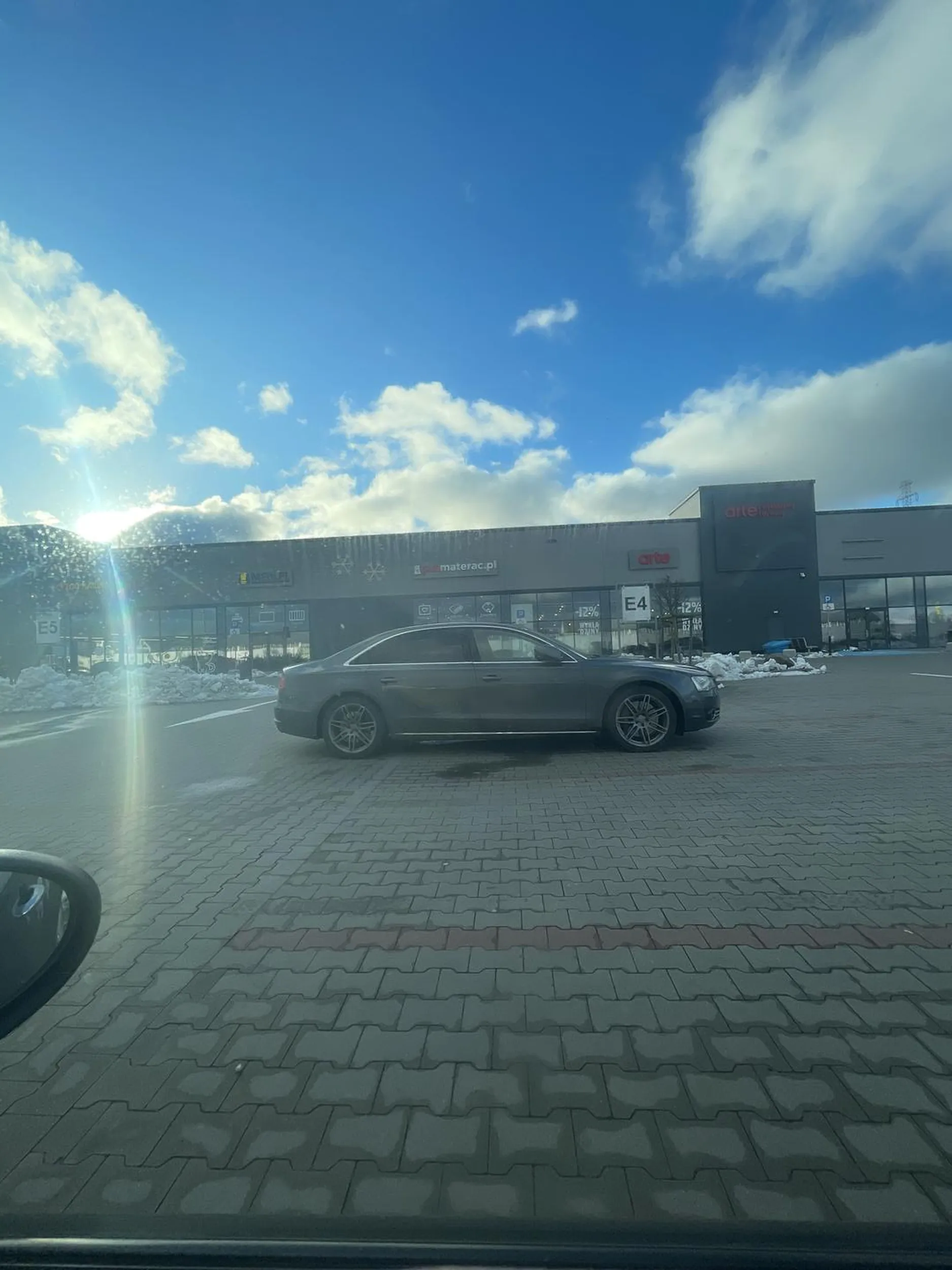 Jakas kobieta zaparkowala na jezdni