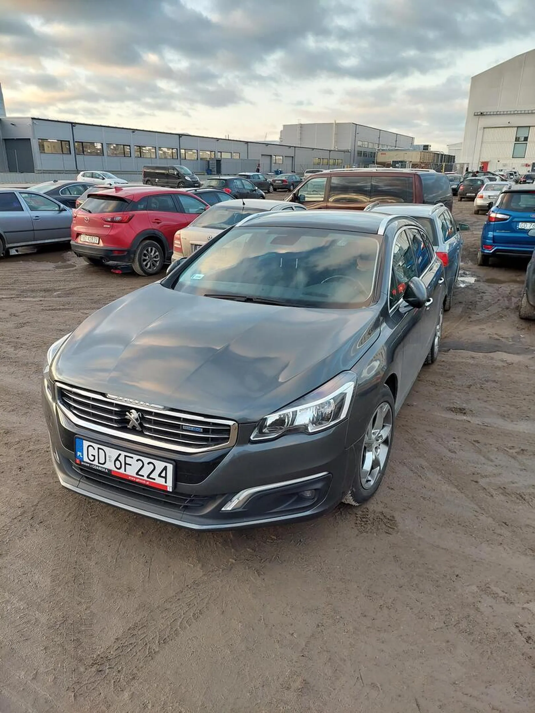 Zastawia ludzi na parkingu