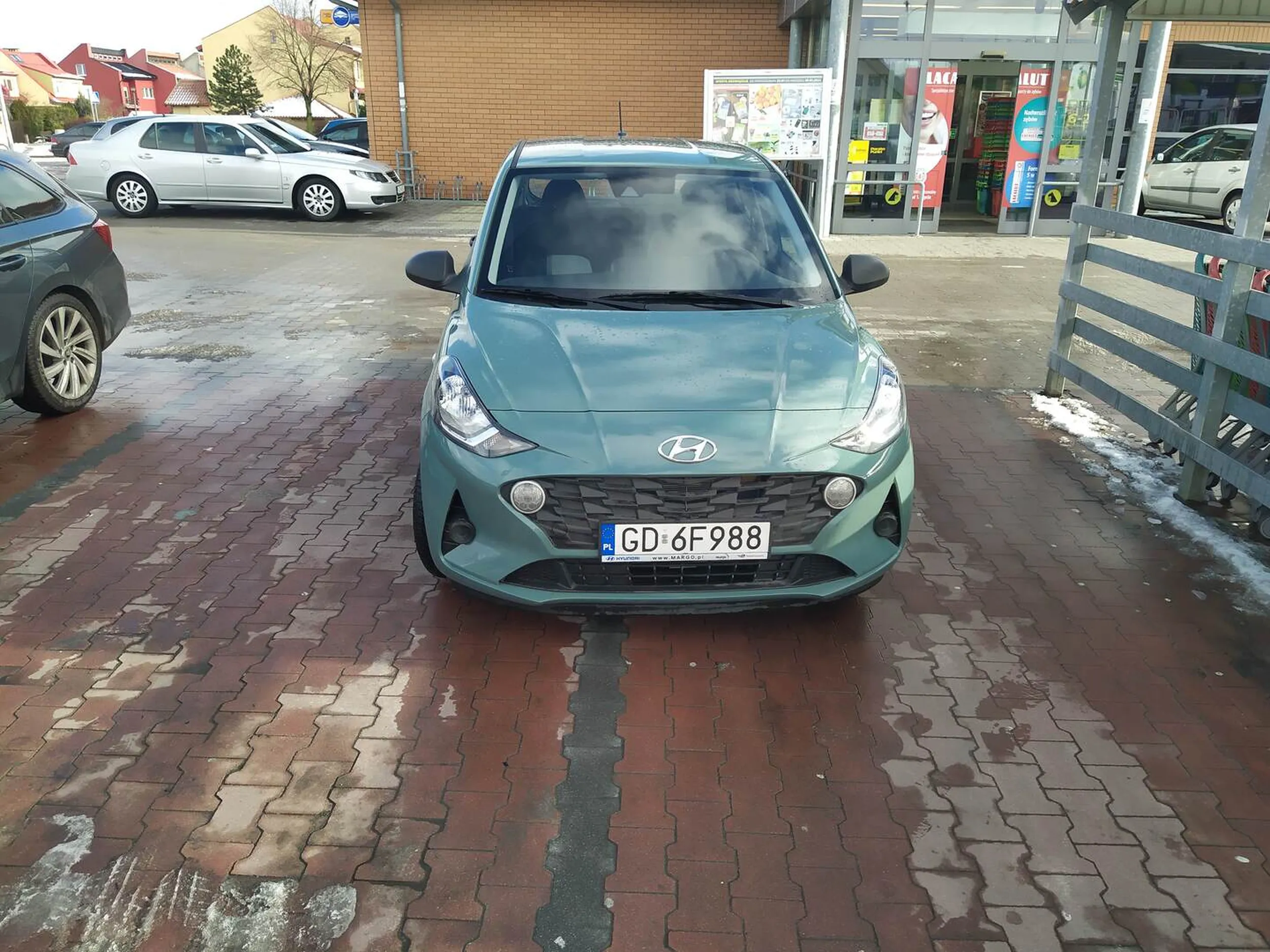 Tu chyba nie trzeba komentarza, nie dość że jeździ jak jełopa, to jeszcze parkuje jak jełopa. Duże auta widywałem i też wkurza, ale małe to już totalny dramat