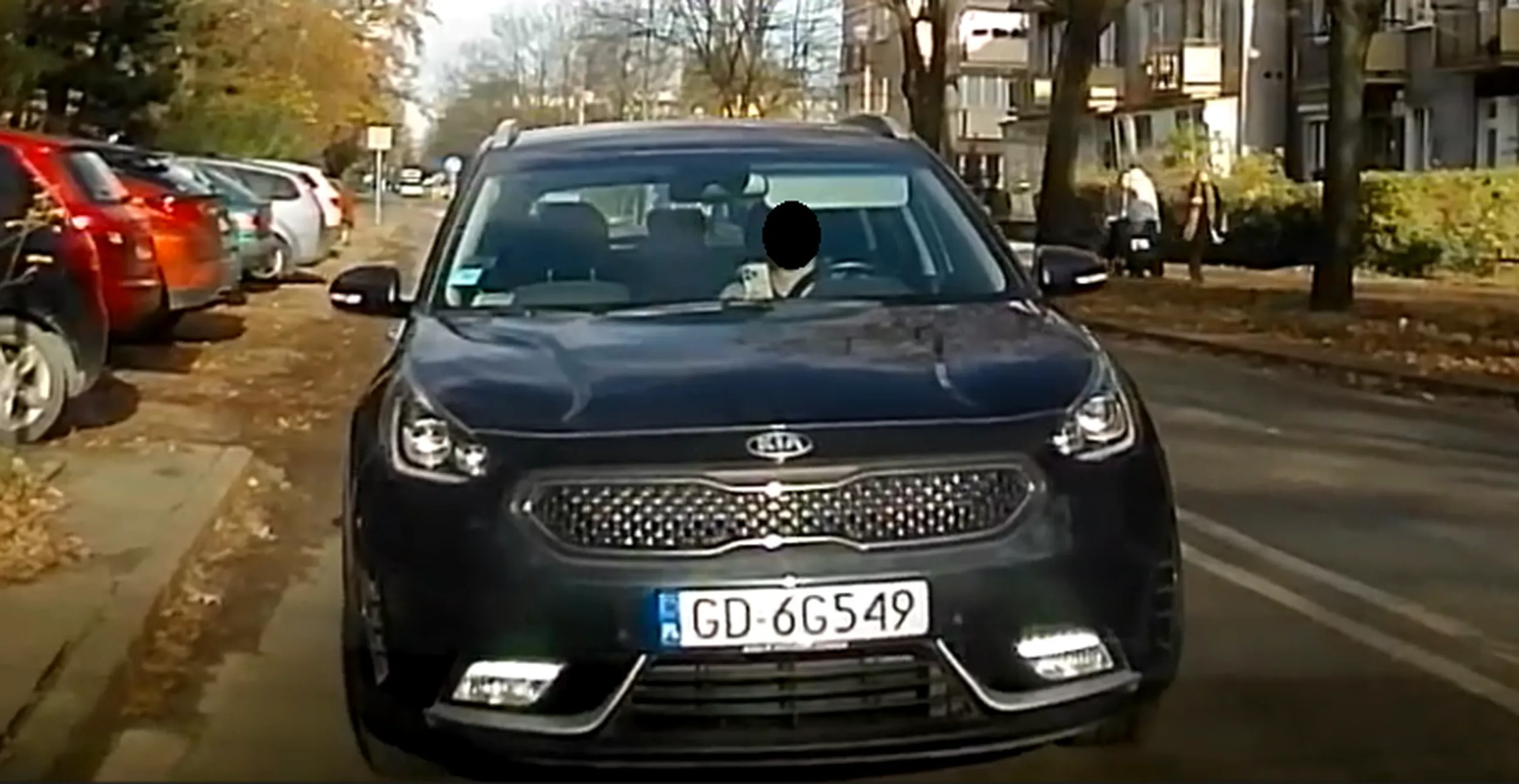 Nie gap się w telefon bo dupsko komuś wjedziesz.