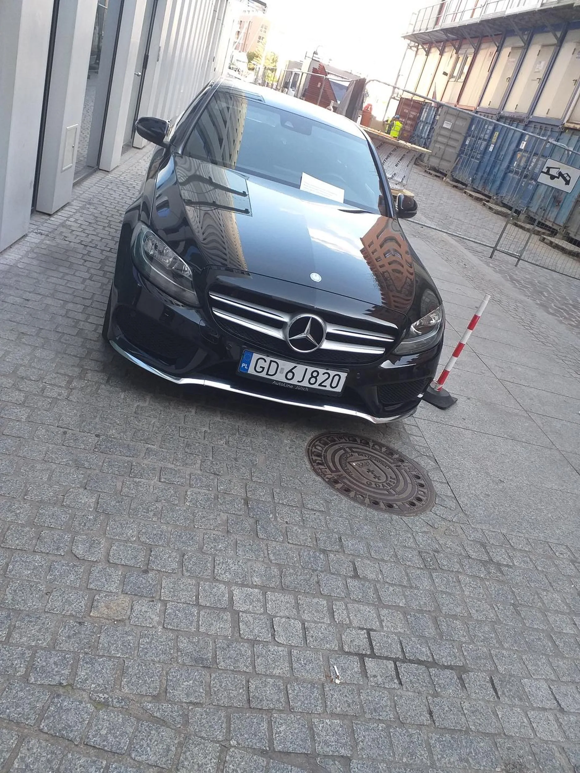 Jeden mandat to dla ciebie za mało to jak się zobaczymy dalej w tym miejscu blokując mój chodnik ubierasz sobie kilka na swoje konto. Ul. Chmielna 1