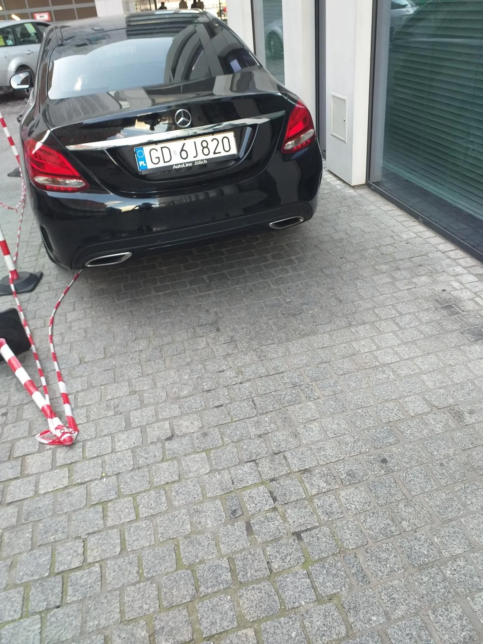 Jeden mandat to dla ciebie za mało to jak się zobaczymy dalej w tym miejscu blokując mój chodnik ubierasz sobie kilka na swoje konto. Ul. Chmielna 1