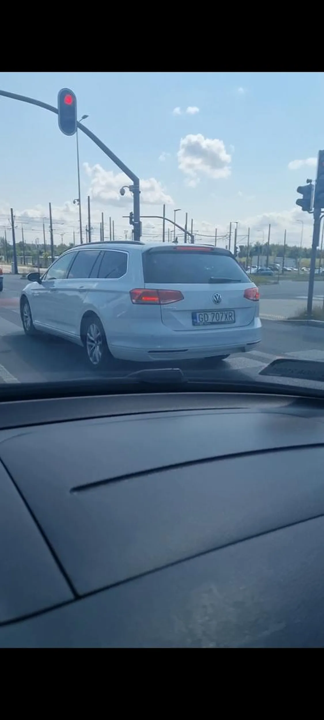 Pan jechal( cały czas bawiąc się telefonem) na 50-ce 15km/h, następnie przejeżdżał przez hopki bezpośrednio przed przejściem dla pieszych 70km/h, po czym na głównym skrzyżowaniu ( prawdopodobnie zbyt urzekła go wiadomosc, bo dalej trzymał telefon w łapie) zatrzymał się na zielonym świetle. Kiedy zirytowany, postanowiłem na niego zatrąbić, wielce się zirytował, pokazal mi środkowy palec i starał sie udowodnić ile to koni ma jego passerati. Pech chciał, że próbował mnie zepchnąć na pobocze przy zjedzie na trasę w-z, co w konsekwencji prawie ( na całe szczęście nic się nie stało) skutkowało uderzeniem w latarnię autem, które prowadziłem ja, a z tyłu  siedziała moja 3- letnia córeczka!!!! Kiedyś się spotkamy cwaniaczku:)