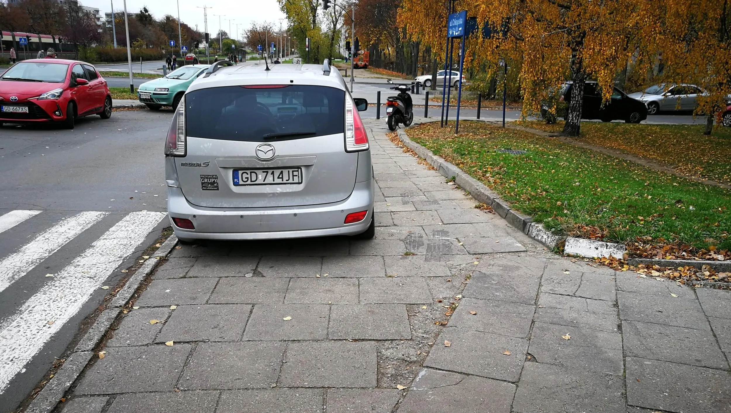 Facet ma też problemy z parkowaniem.