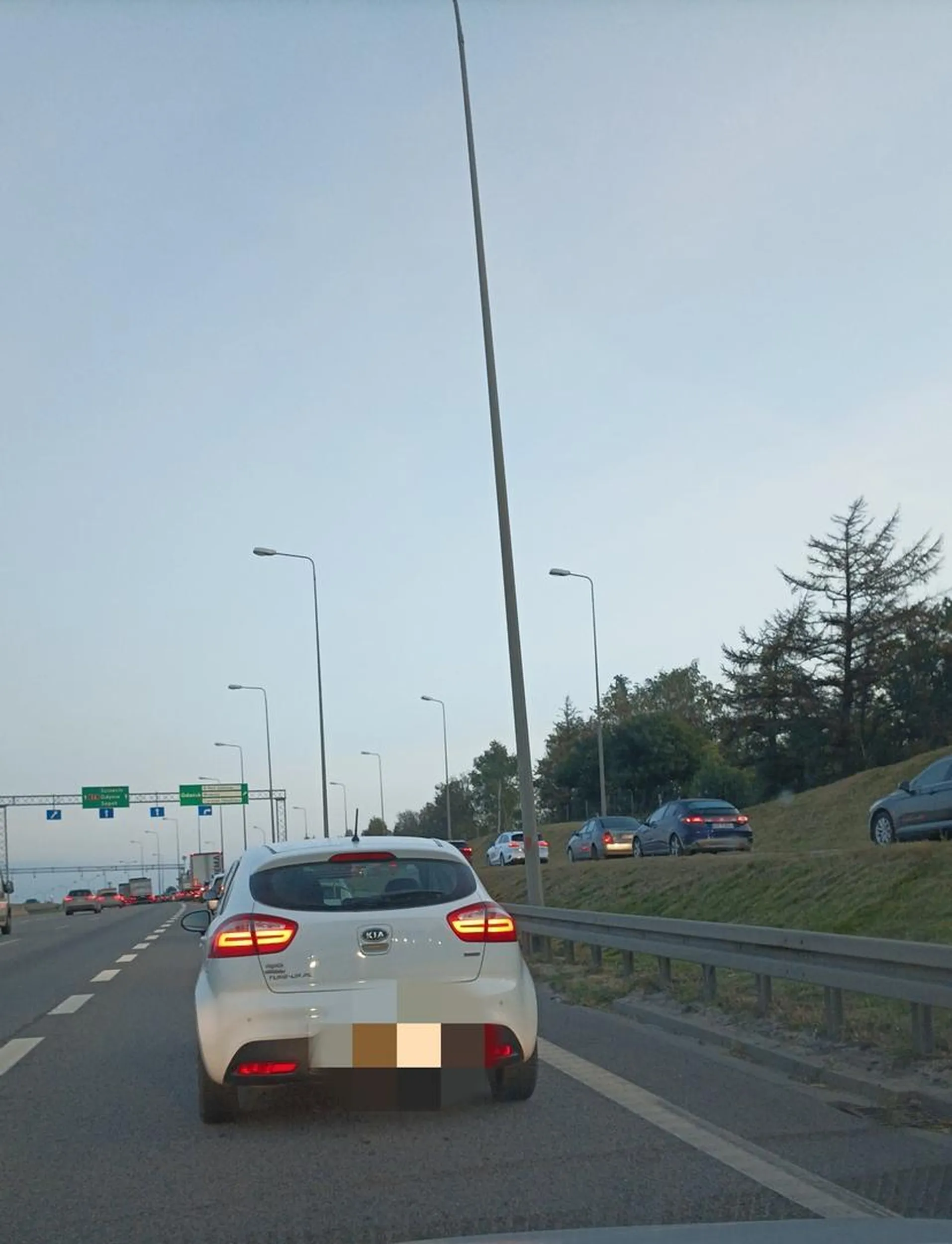 Ten kierowca zajeżdża drogę na końcu lewego pasa nagle wciska się na prawy i maskę innego pojazdu, którego zmusza go nagłego hamowania na śliskiej nawierzchni co jest bardzo niebezpieczne dla pozostałych uczestników ruchu poruszających się prawidłowo. Jak się komu spieszy to niech wcześniej wyruszy z domu i nie zagraża innym. Warunki pogodowe jakie są to widać więc trzeba się do nich dostosować. Ocena 1..