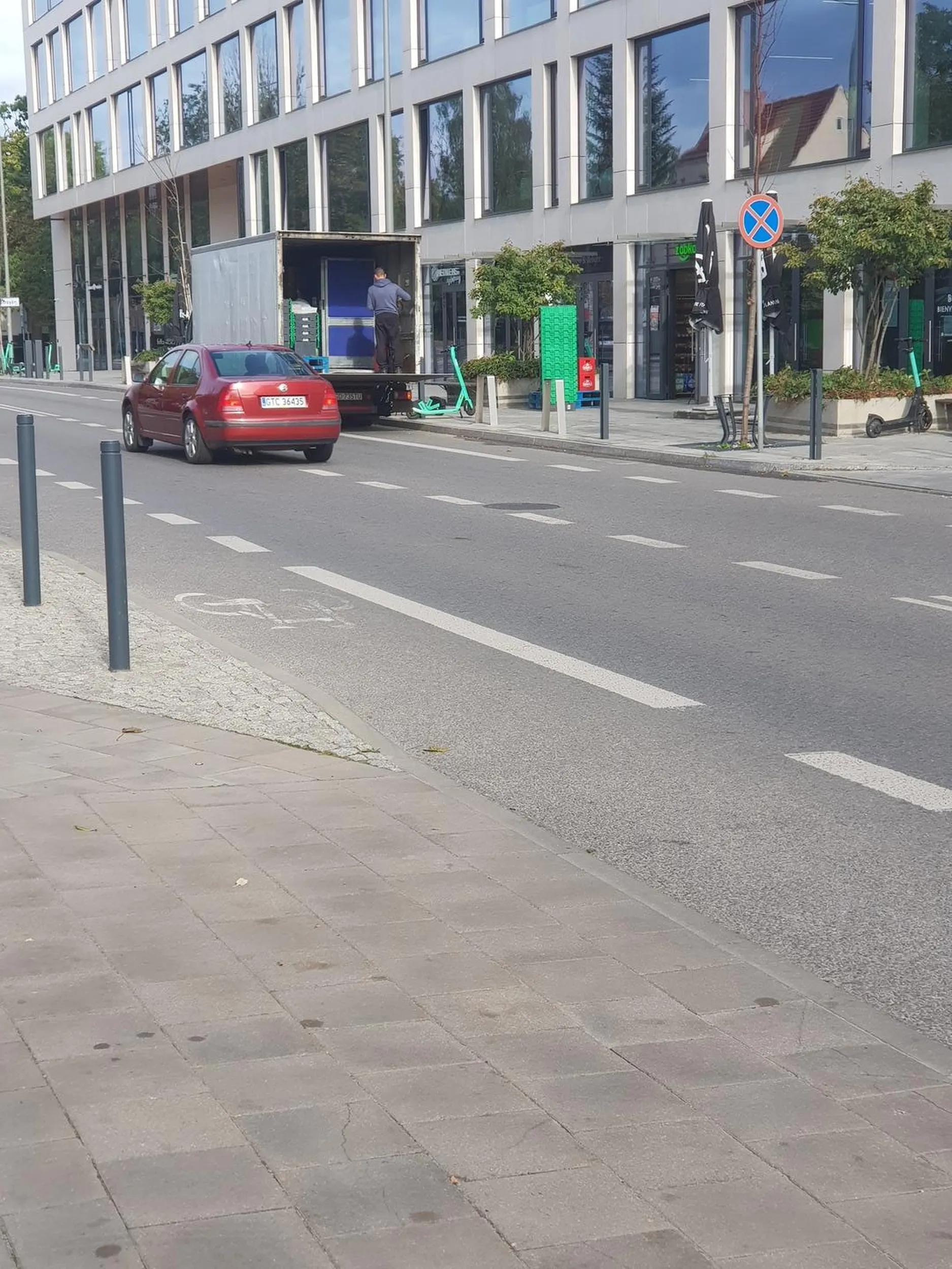 Ignorowanie znaków poziomych (pas dla rowerów) i pionowych (zakaz zatrzymywania)