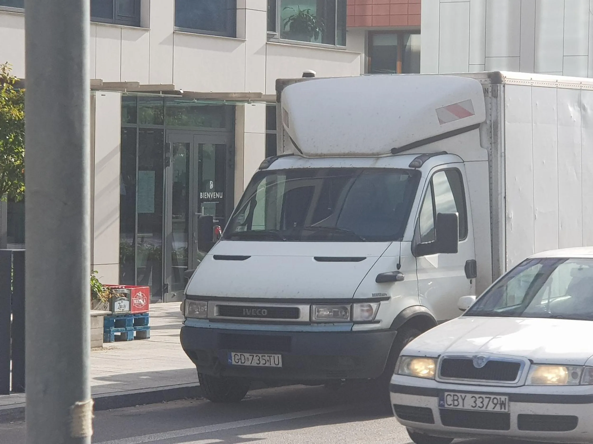 Ignorowanie znaków poziomych (pas dla rowerów) i pionowych (zakaz zatrzymywania)