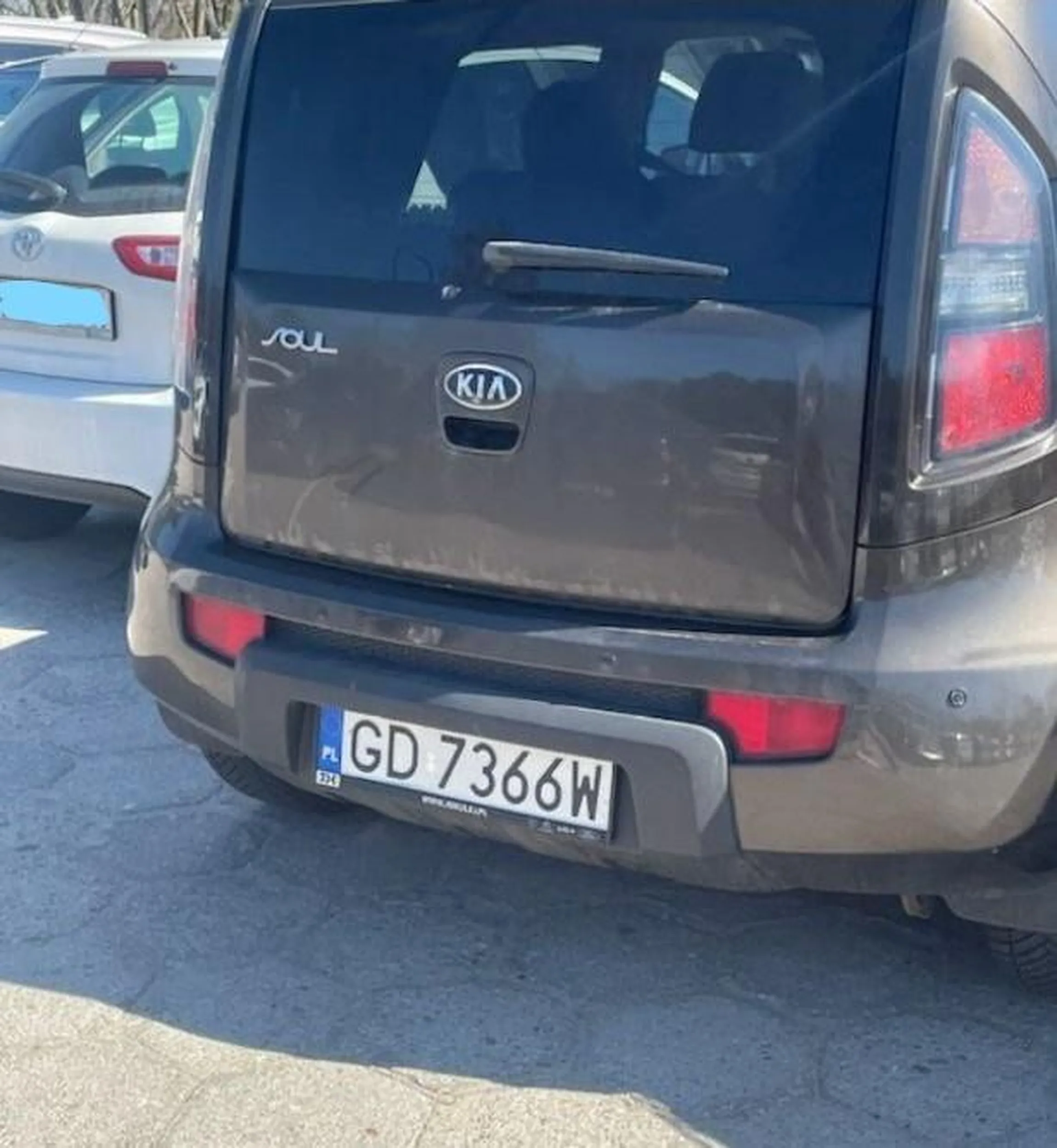 1. Nie poradził z parkowaniem 2. Wpie**ołił Yaris 3. Uciekł 4. Wy**bany przez policję