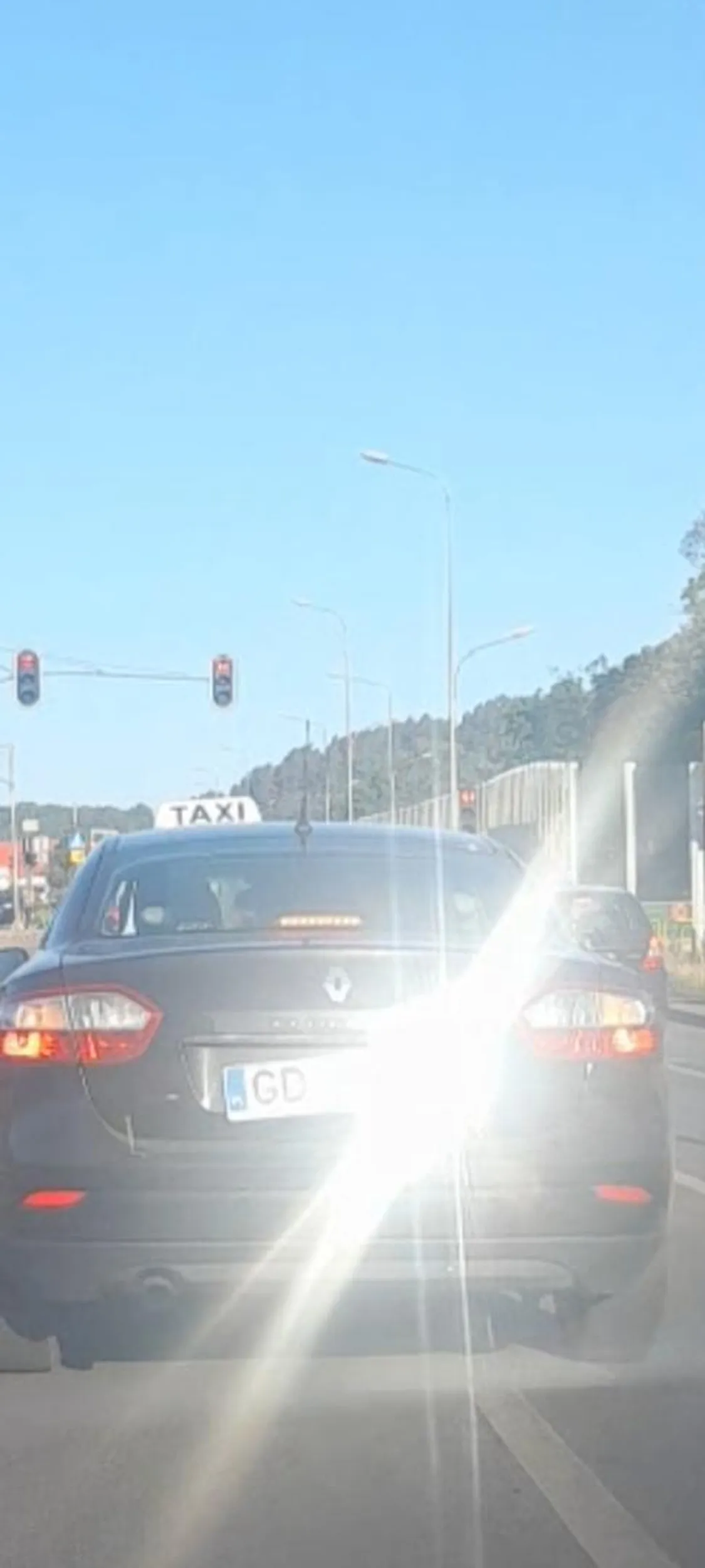 Złotówa swoimi śrebnymi podkładkami pod tablice oślepia wszystkich