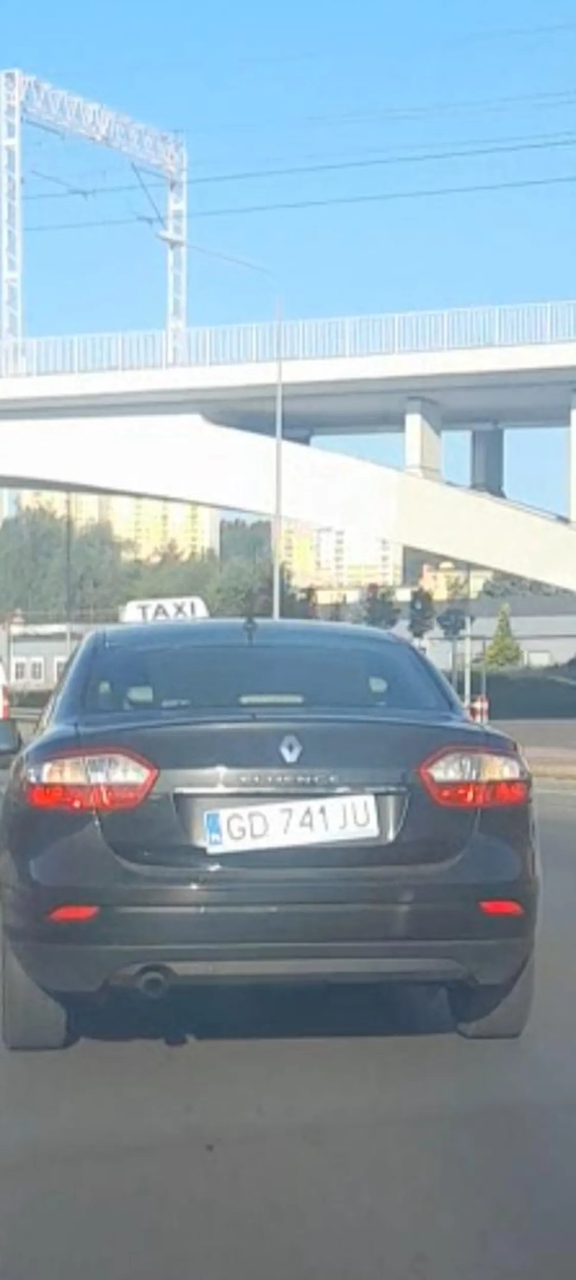 Złotówa swoimi śrebnymi podkładkami pod tablice oślepia wszystkich