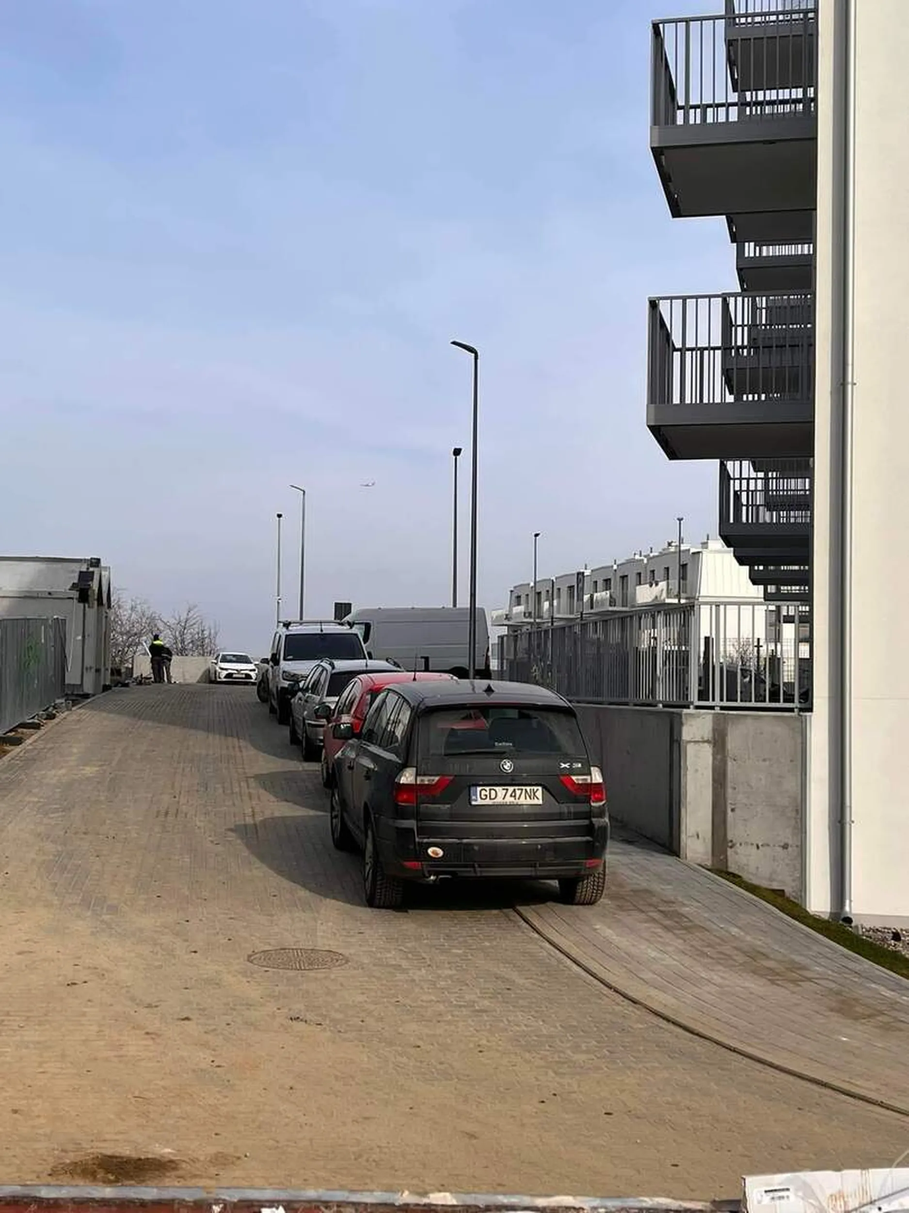 Kupił starą beemkę, na miejsce parkingowe na nowym osiedlu nie starczyło. Deweloper odmawia naprawy rozjeżdżonego chodnika, bo nie służy do parkowania, ale to idiocie z BMW przecież nie przeszkodzi