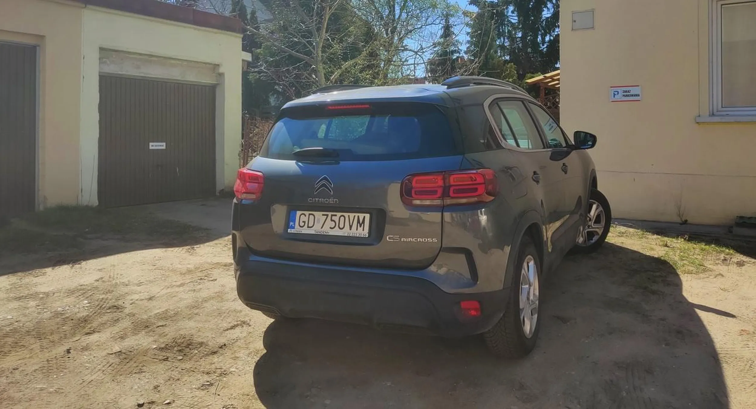 Dwie tabliczki to jak widać za mało. Co niektórzy jakby mogli to by ludziom samochodem do mieszkania wjechali. A parking jest nieopodal, dosłownie kilka metrów dalej.