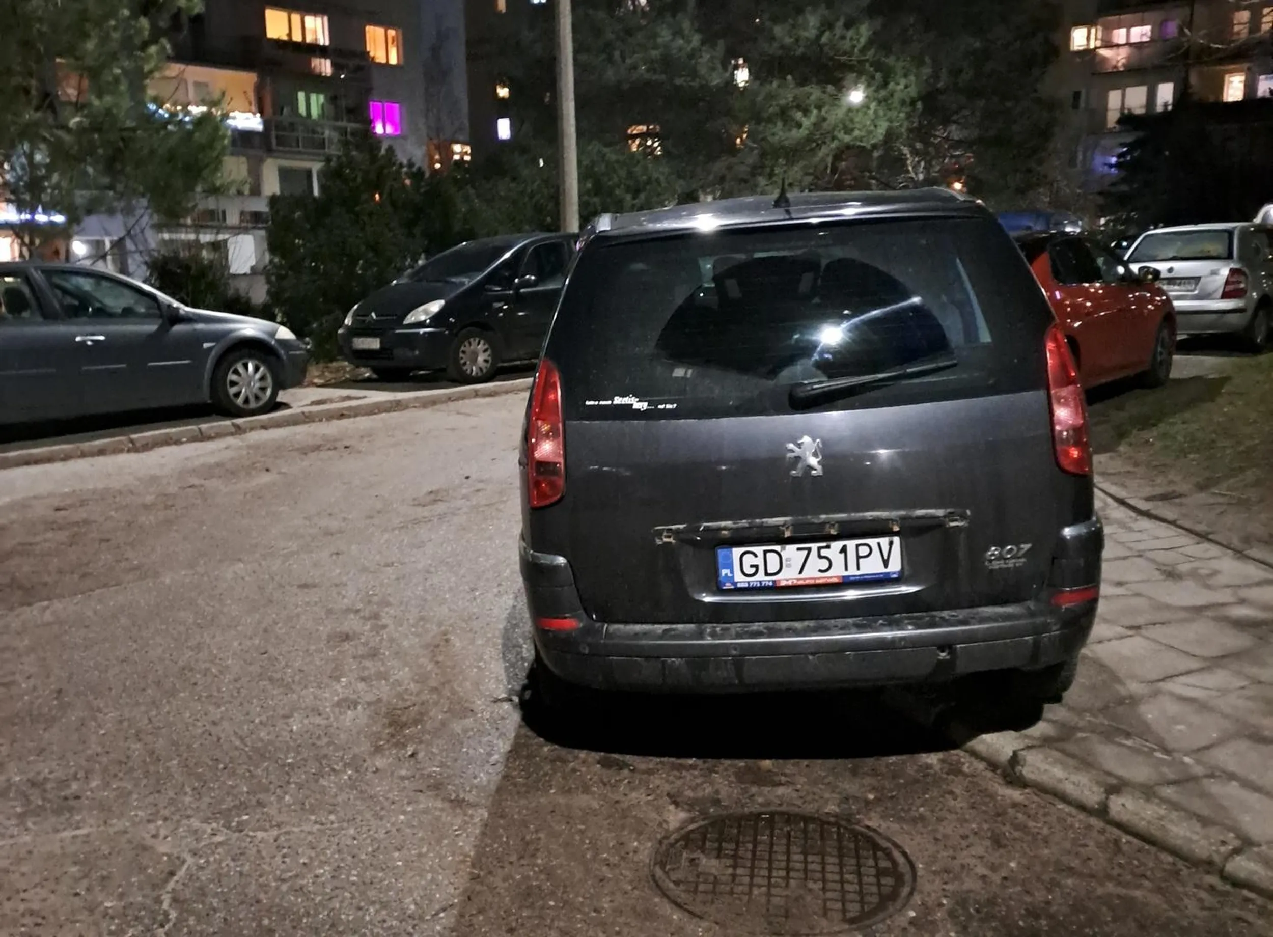 Masakra, kierowca blokuje całą ulice brak możliwości przejazdu..