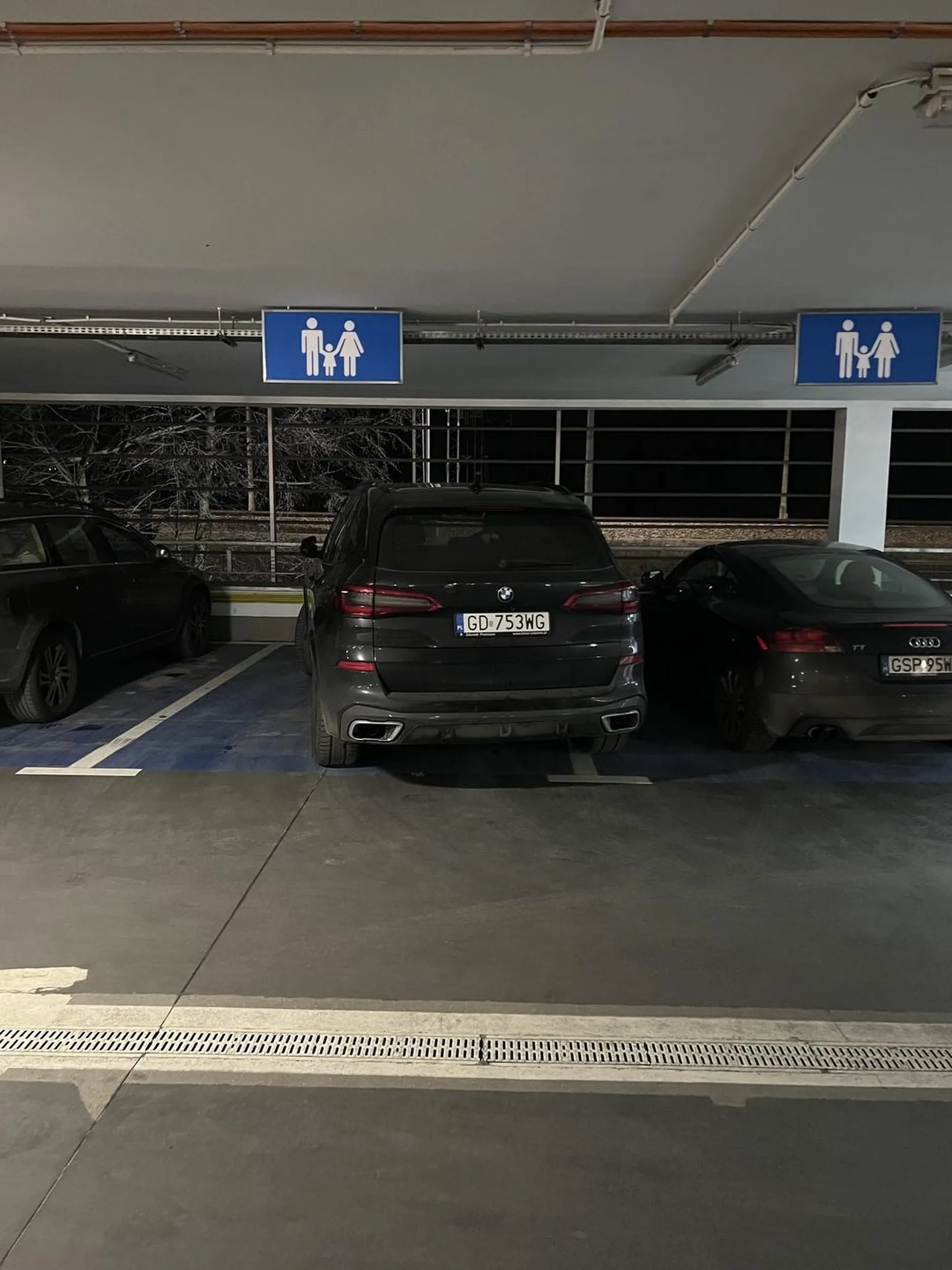 Kulturalne parkowanie w liniach.