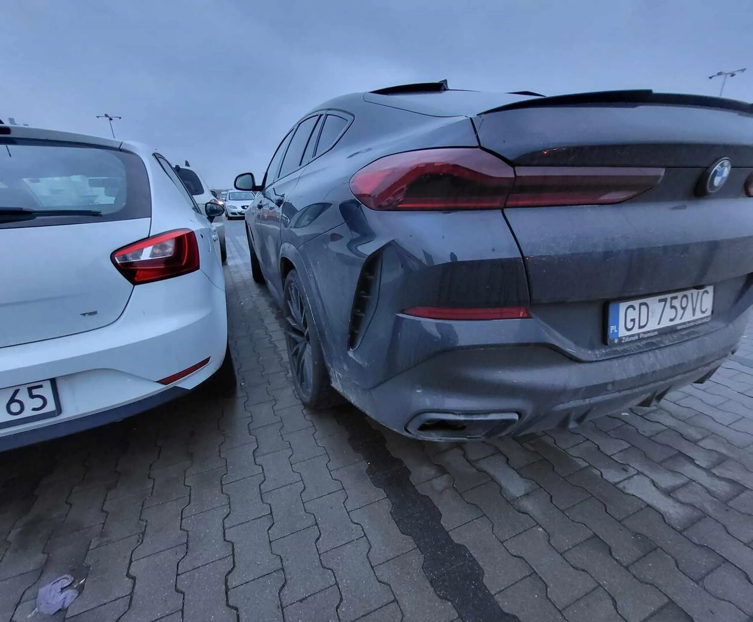 Bardzo miły pan. Wracając do auta uderzył drzwiami w auto obok, po czym zaczął się pruć o to że koło niego zaparkowałem. Po zwróceniu uwagi, że stoi na dwóch miejscach pożegnał mnie słowami "to wypierdalaj" :)