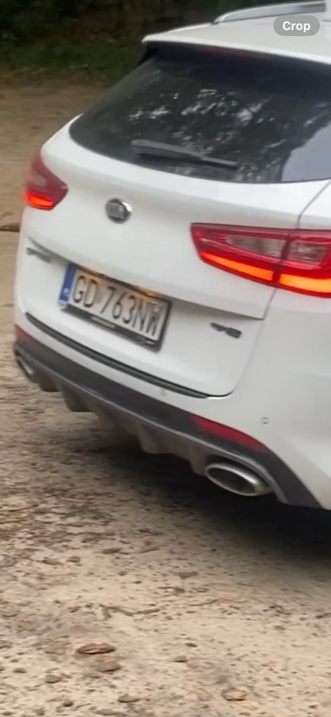 Uwaga na furiata na drodze, po tym jak nie przejechałem na warunkowym zielonym (które trwało 4s, mam film z kamerki) gdy przechodziła piesza zostałem strąbiony, po czym szanowny Pan jechał za nami przeszło 2km, wyprzedzał nas dwa razy przy drodze jednopasmowej, w terenie zabudowanym i wyhamowywał do zera przy jednoczesnym używaniu świateł awaryjnych. Po naszym dotarciu na miejsce (las i spacer z psem) postanowił konfrontować się, wyzywać i udawać szeryfa.