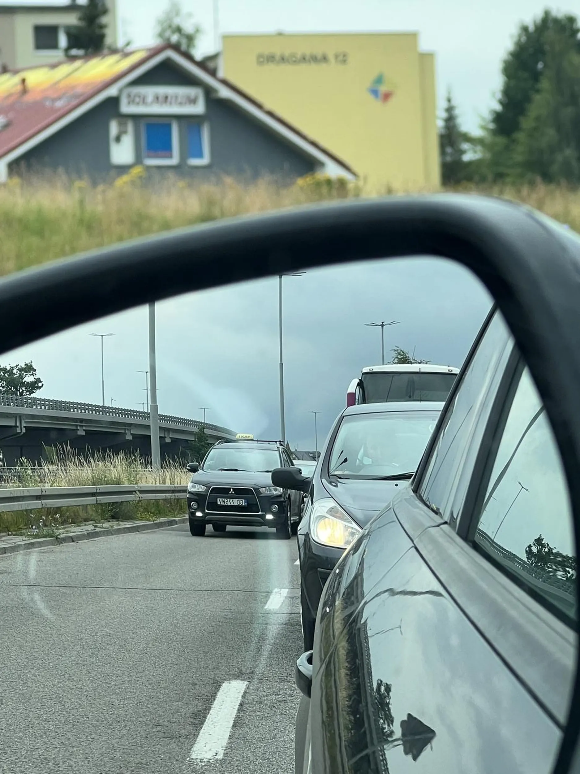 Szeryf drogowy. Blokuje pas, aby pokazać swoja dominację drogowa.