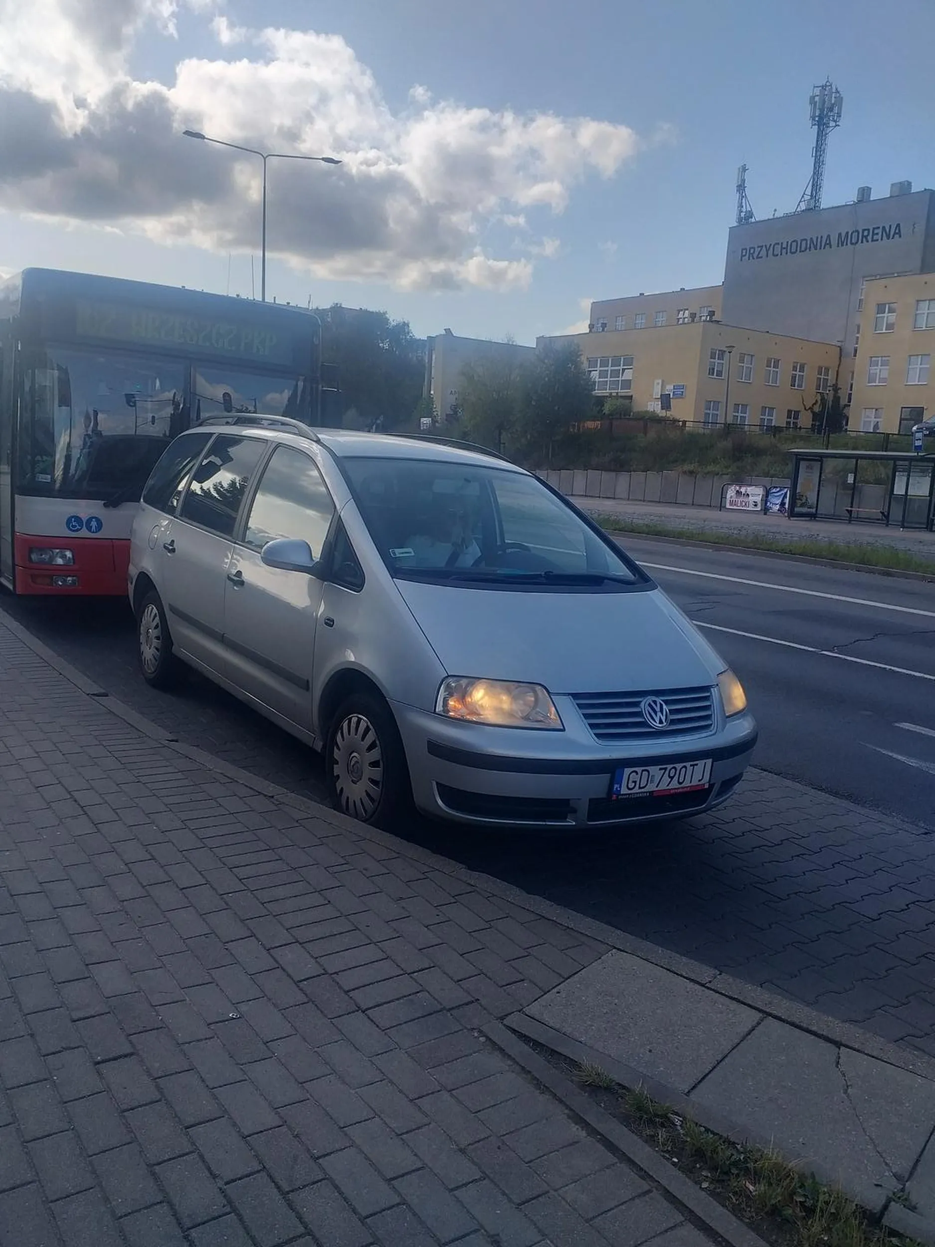 Tryb niewidzialności odpalony i można blokować przystanek hehe