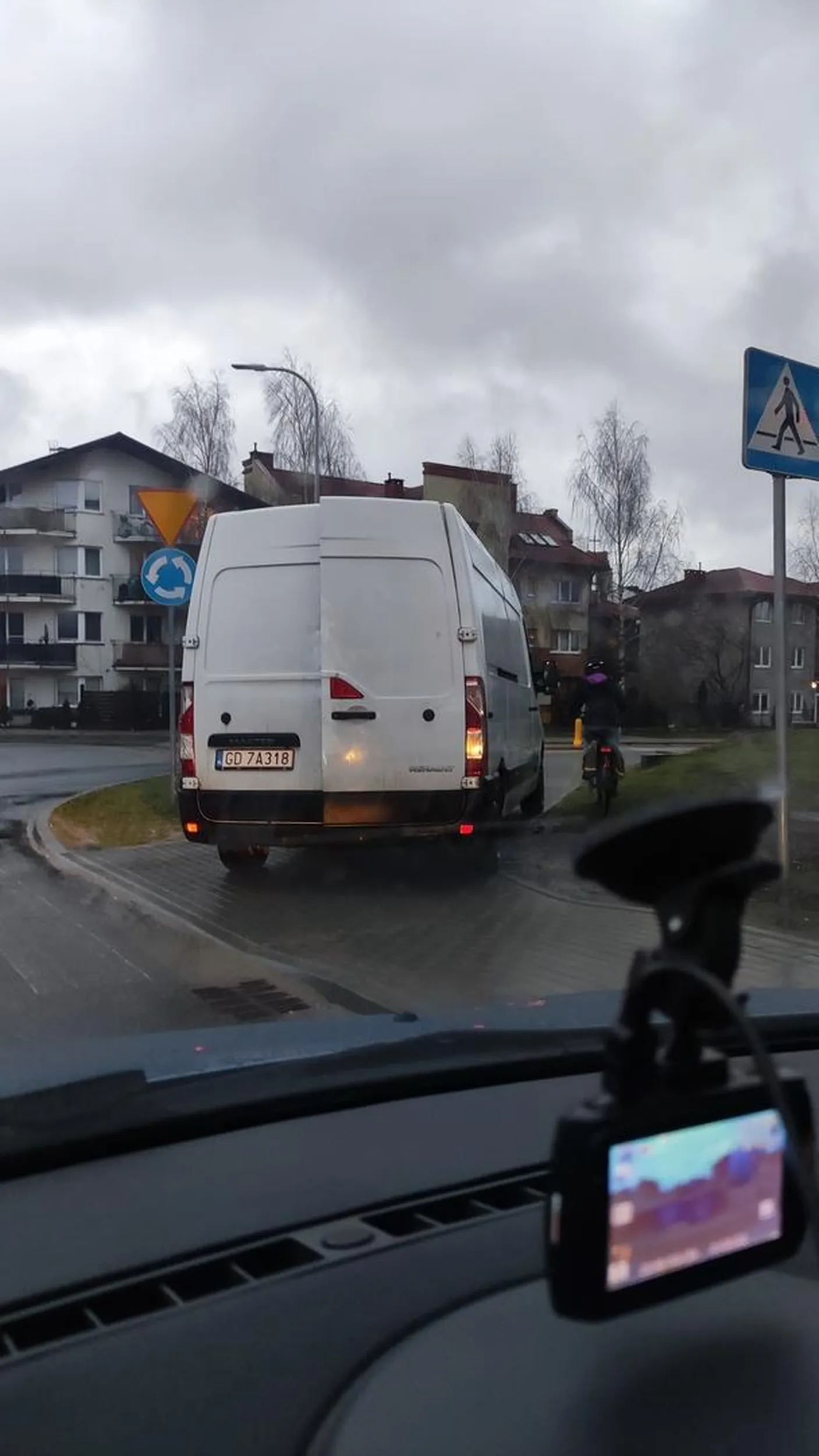 Stanął Pan i władca, a Ty plebsie sobie idź trawnikiem