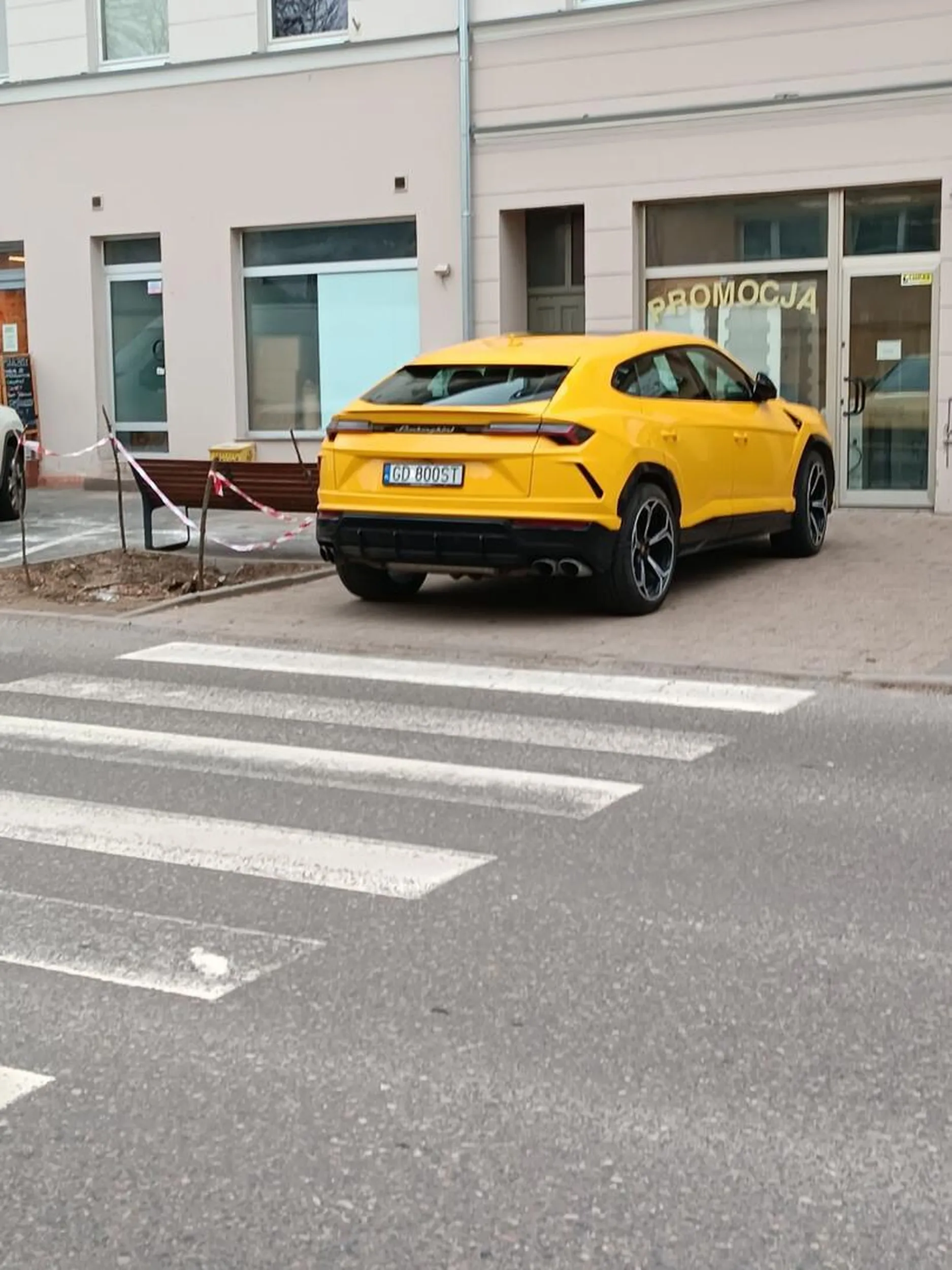 Piękne, żółte auto - Gdańsk, ul. Partyzantów