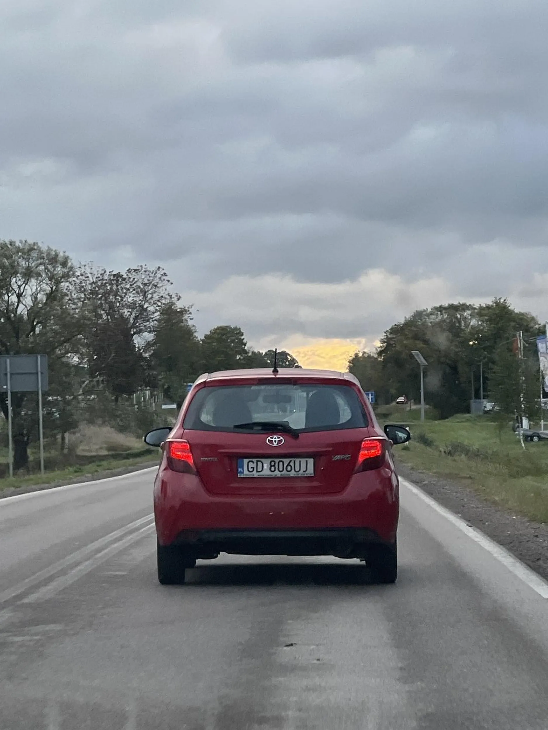 Polecam się nauczyć jeździć samochodem tak jak samochodem a nie tirem. Jeździsz środkiem nie włączasz kierunków tą yariską.