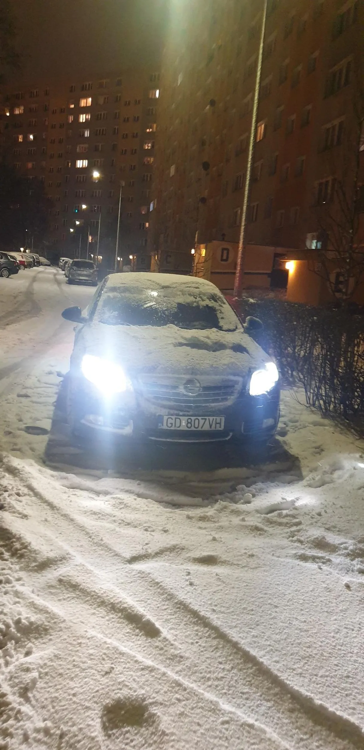 Parkuje na samym środku skrzyżowania w miejscu niedozwolonym po czym wsiada w auto i odjeżdża bez odśnieżenia pojazdu!