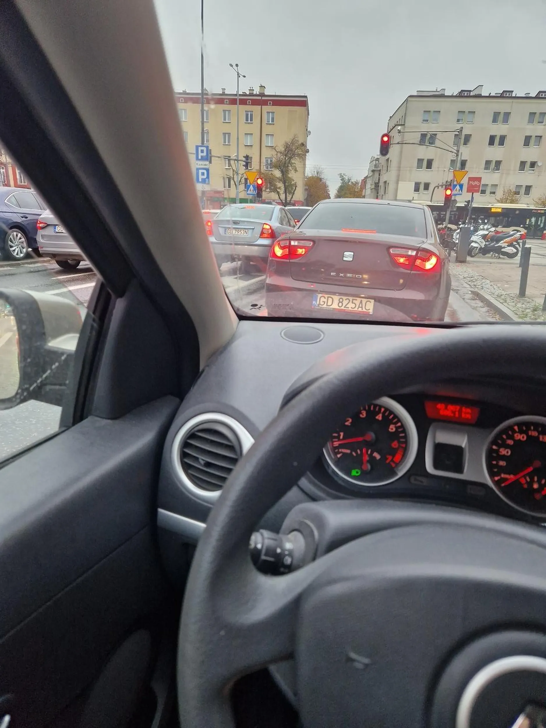 Wjeżdża na maskę, wymusza pierwszeństwo, zajeżdża drogę. Chamstwo za kierownicą