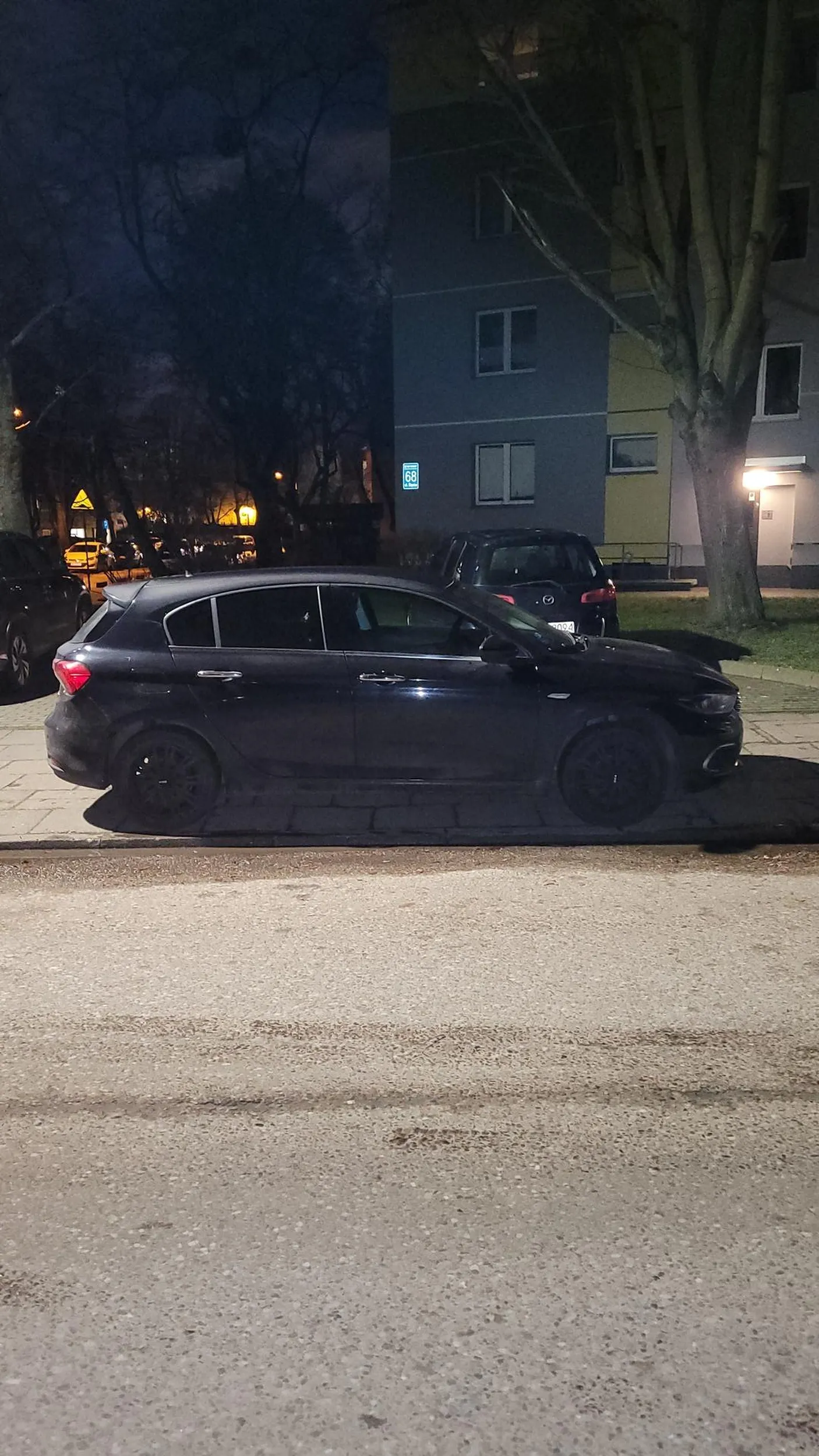 Parkując zastawia auta innych ludzi. Fiat Tipo