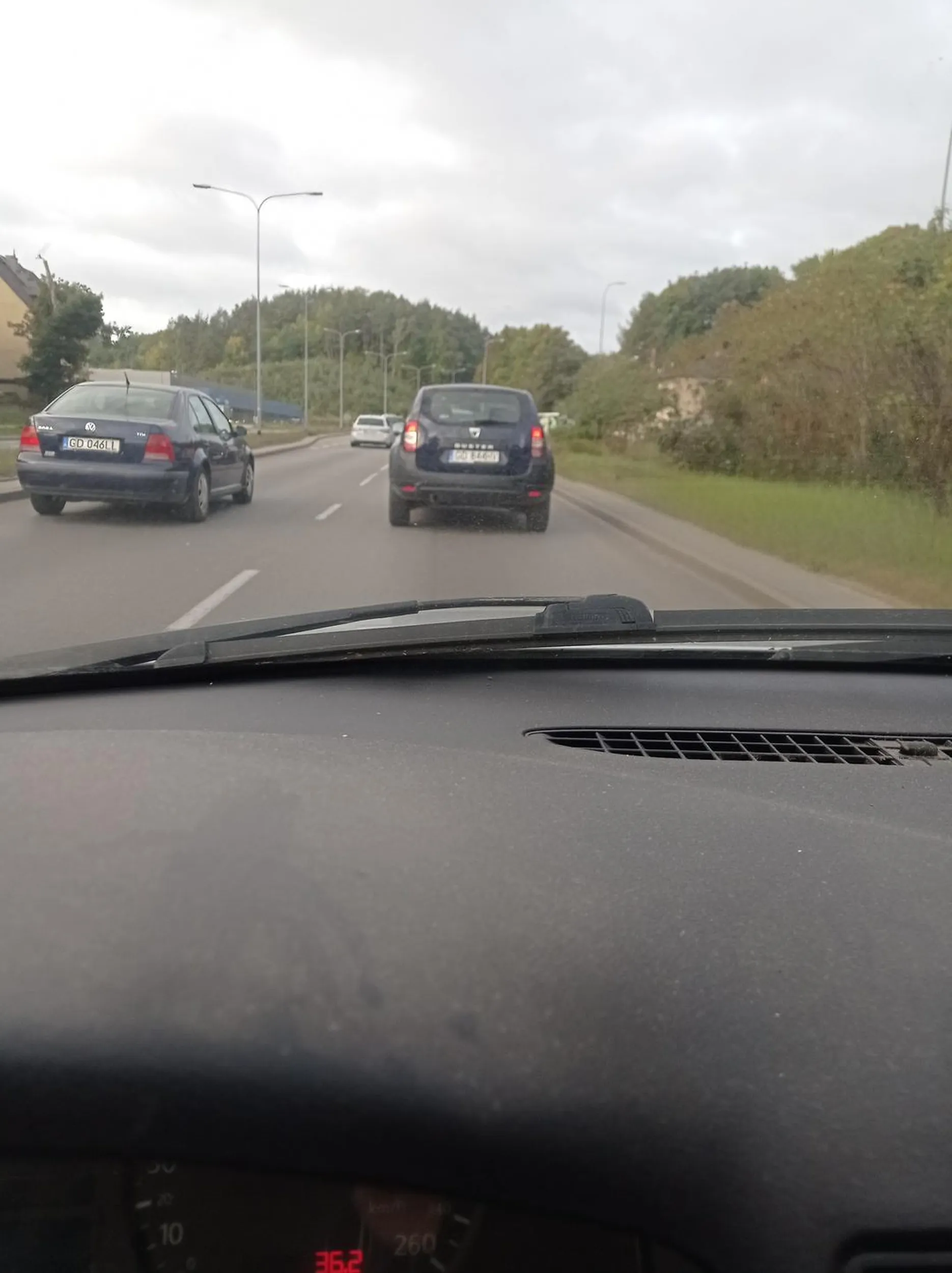 Tragedia, niech odda prawo jazdy, nie ogarnia co dzieje się na drodze. Zajechał kierowcy drogę, i jeszcze zdziwiony co się dzieje.