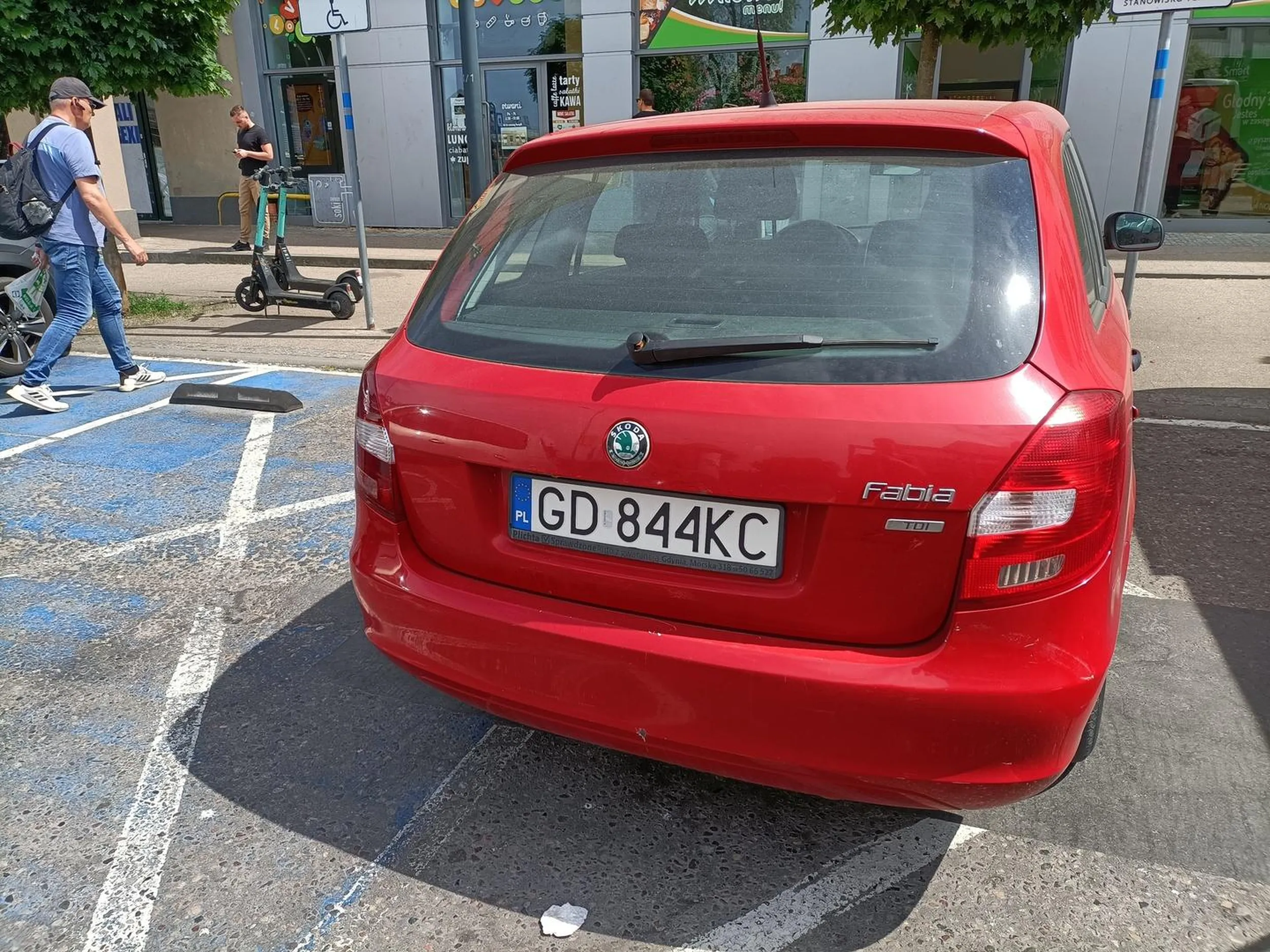 dziadek mimo tego że potrafi machać karteczka dla niepełnosprawnych to potrafi również stawać jak kretyn w miejscach dla dostaw zajmując przy tym 2 miejsca, pozdrawiam środkowym palcem i przy następnym spotkaniu trochę więcej rozumu polecam użyć, kurier DPD