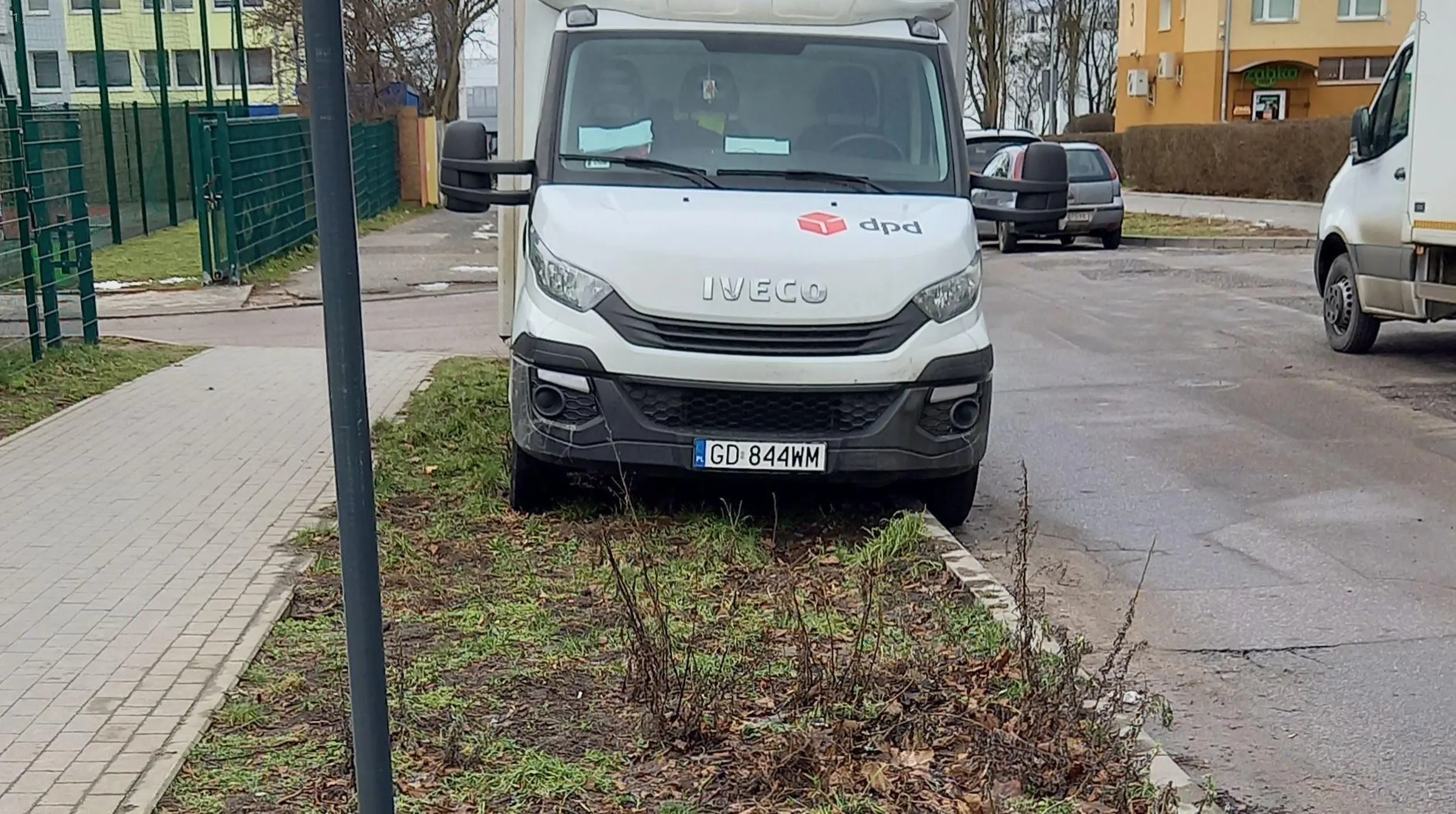 Patologia parkingowa - nawet kuriera DPD niszczenie zieleni nie usprawiedliwia
