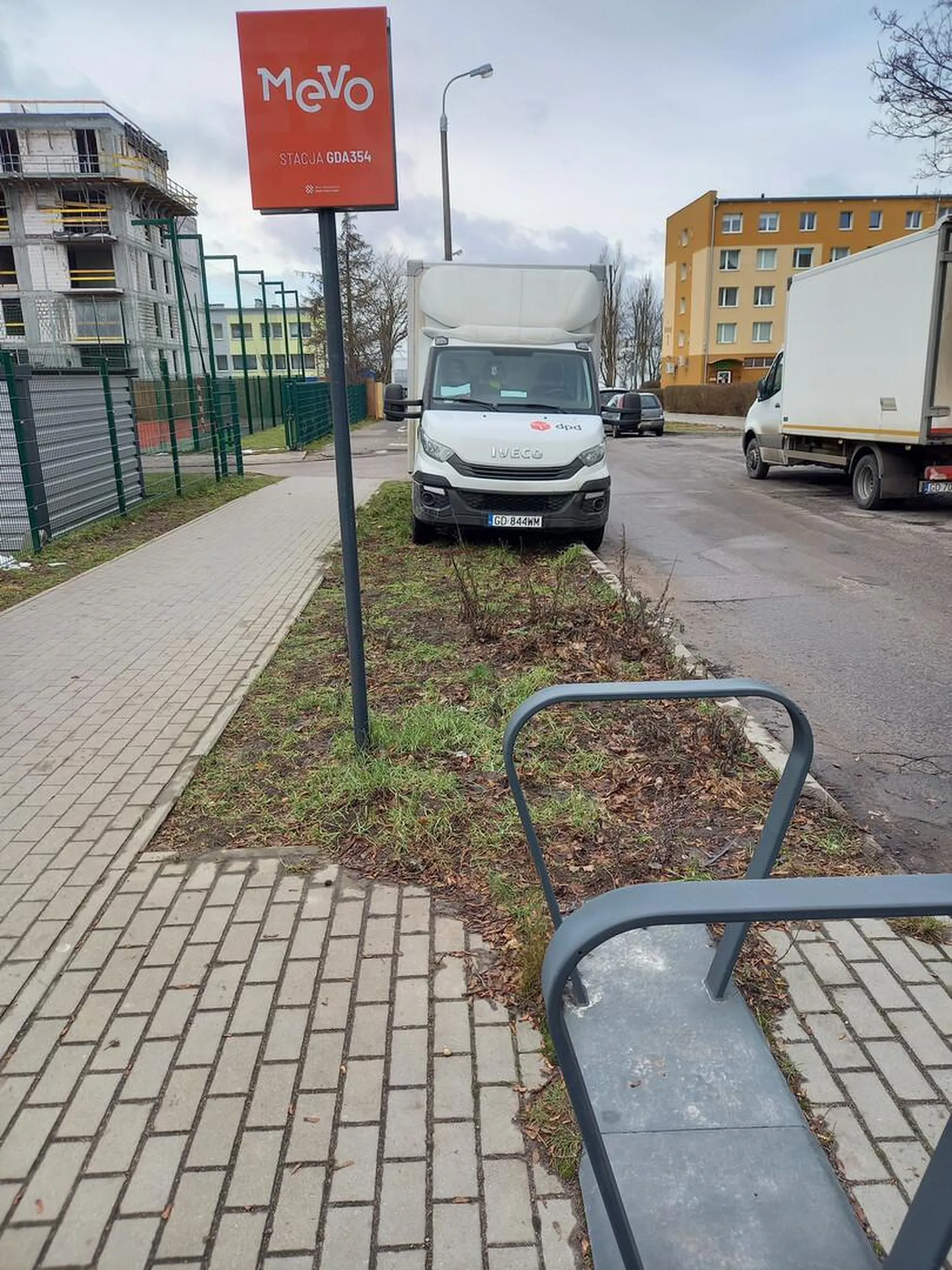 Patologia parkingowa - nawet kuriera DPD niszczenie zieleni nie usprawiedliwia