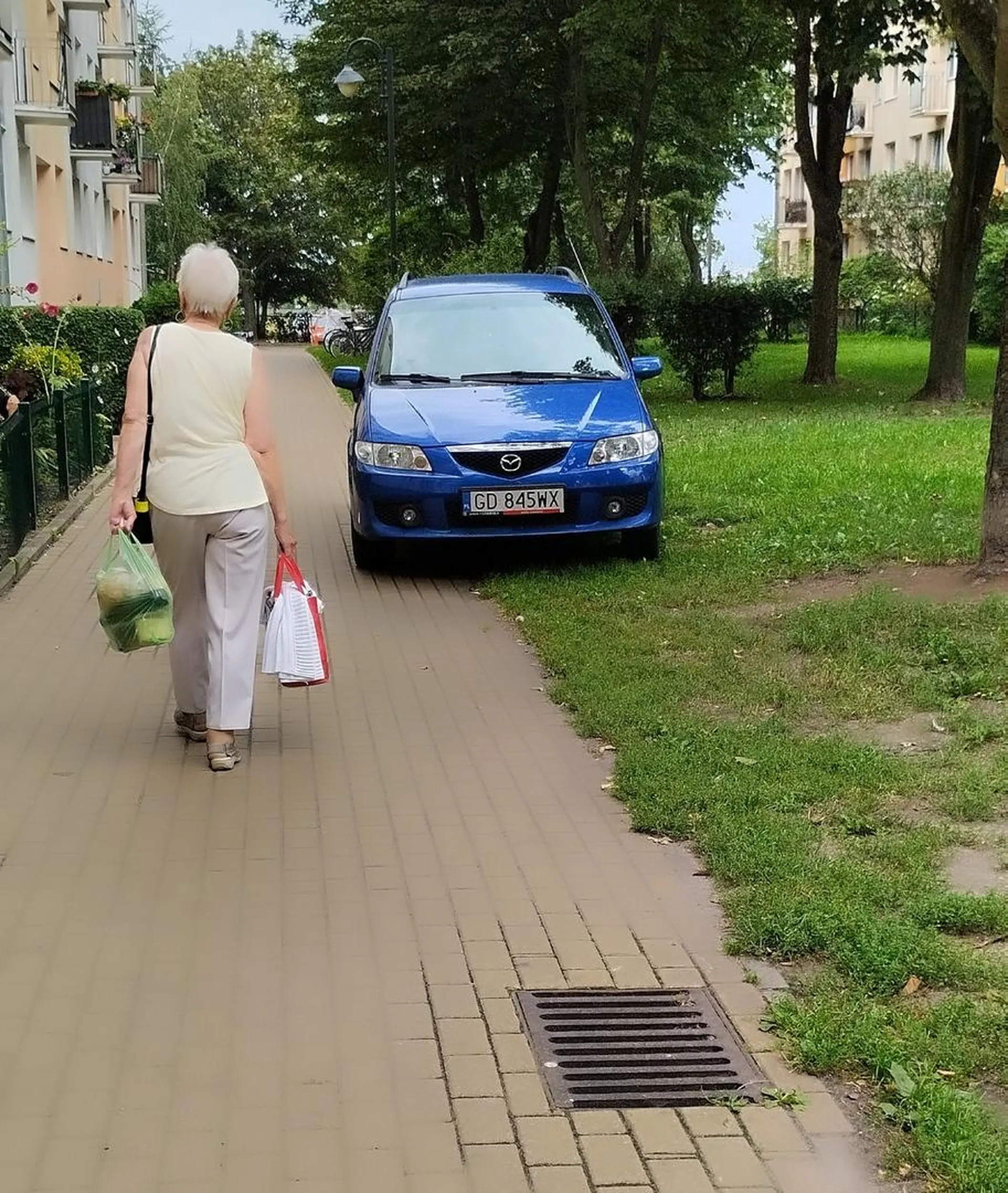 Zaparkował sobie na chwilę. Już tak parkuje od kilku dni potajemnie przede mną. Może parkuje od 10 lat zawsze.? ?