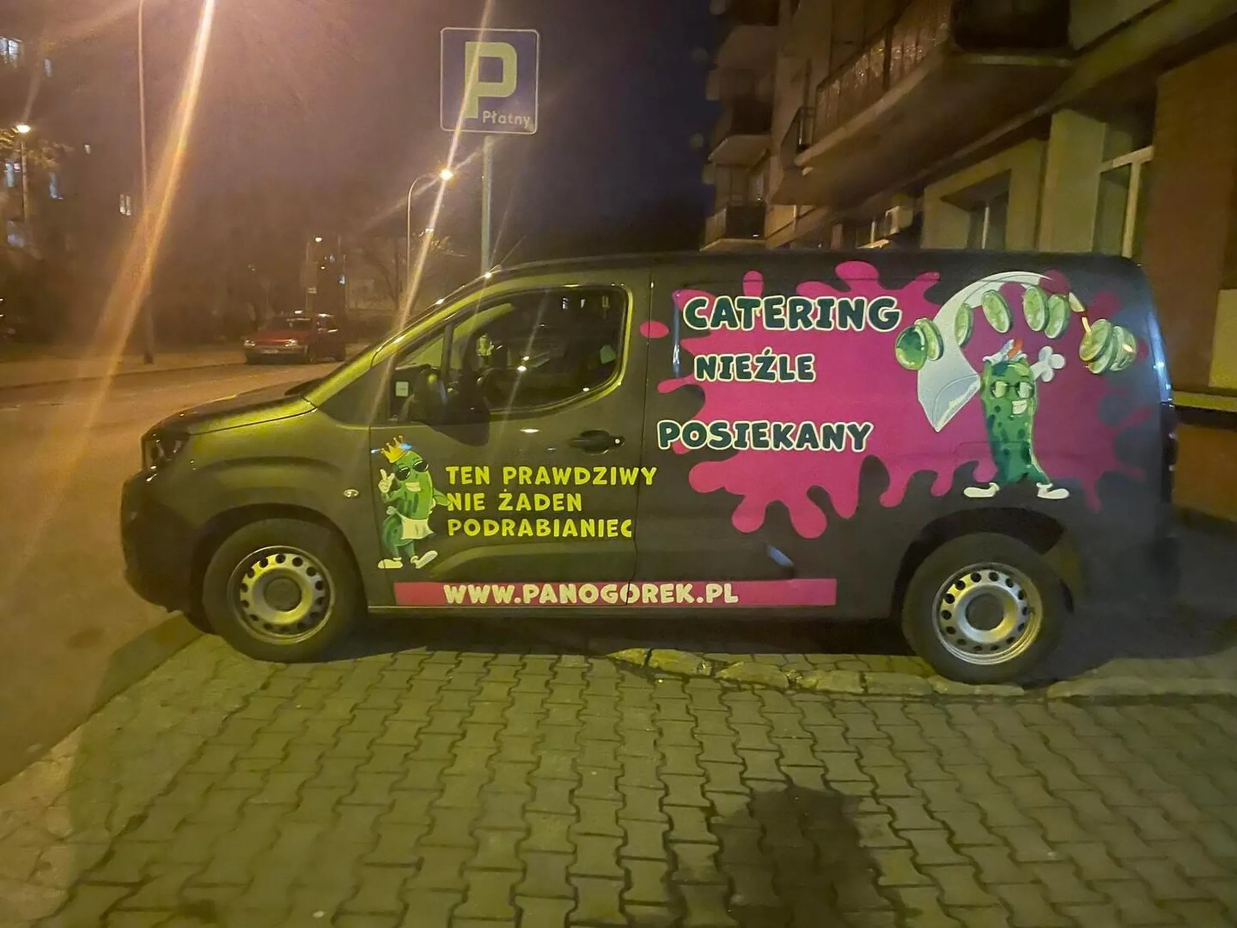 20 m dalej ze 3 miejsca parkingowe. Ale lepiej stanąć trochę na wyjeździe, trochę na jezdni i całkowicie ograniczyć widoczność z prawej wyjeżdzającym