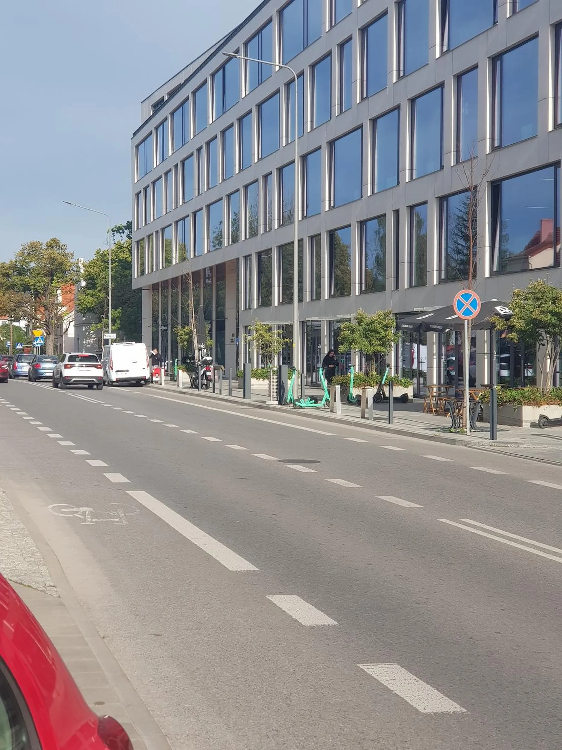 Zero poszanowania dla znaków poziomych (pas dla rowerów) i pionowych (zakaz zatrzymywania się).