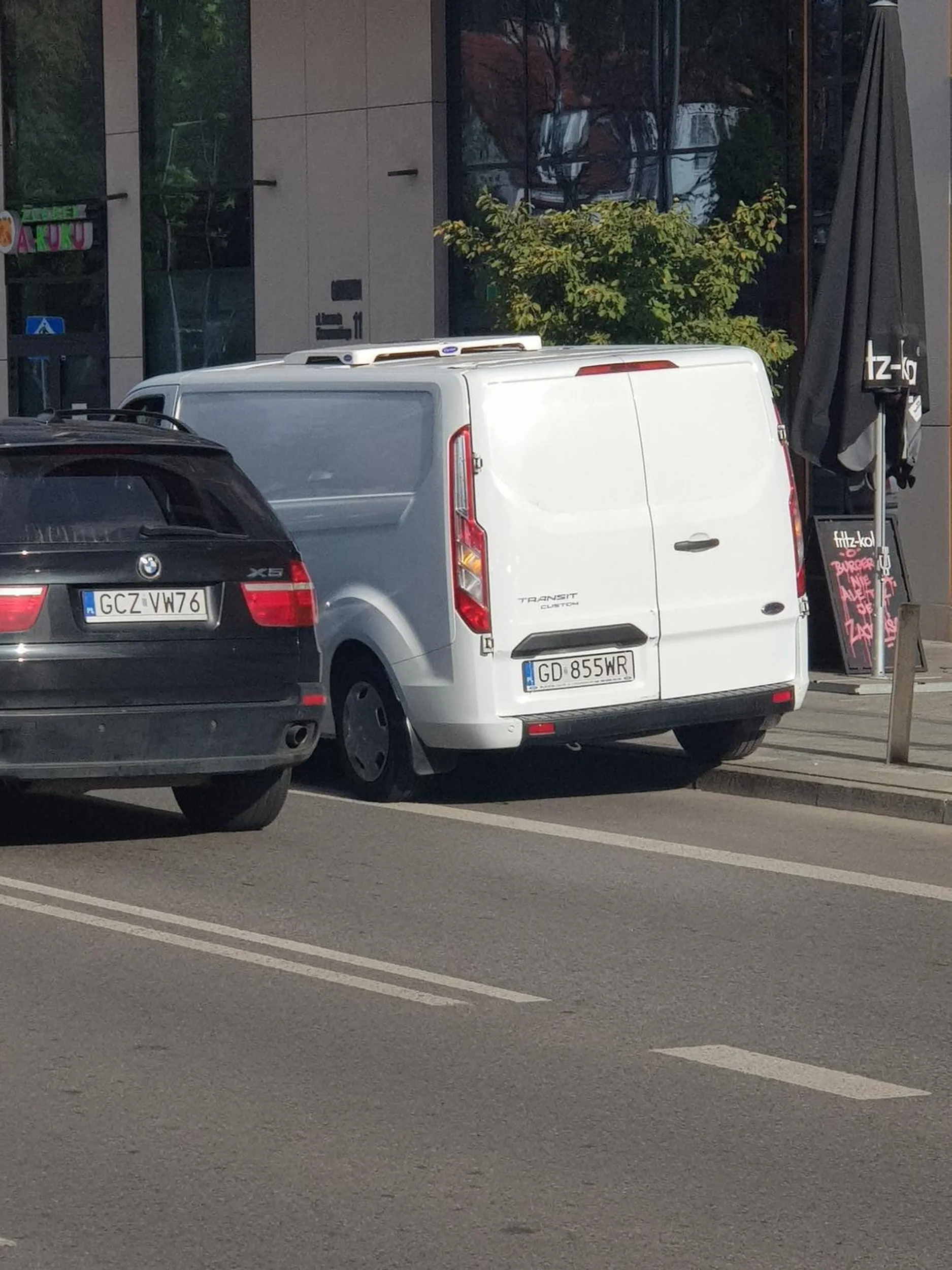 Zero poszanowania dla znaków poziomych (pas dla rowerów) i pionowych (zakaz zatrzymywania się).