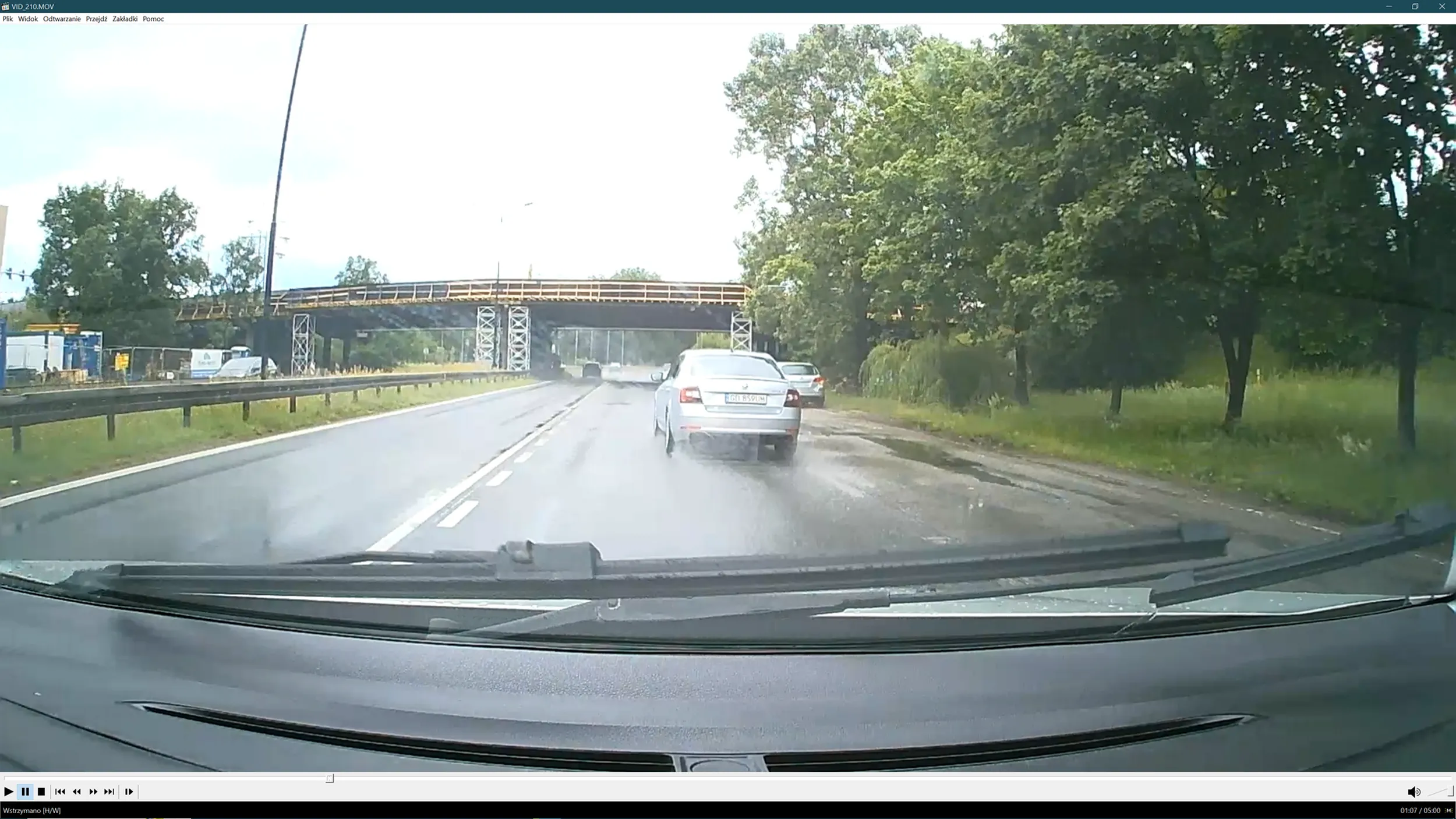 Nie patrzy w lusterka (bądź nie chce) i z podporządkowanej wjeżdża bezpośrednio przed maskę na drogę główną