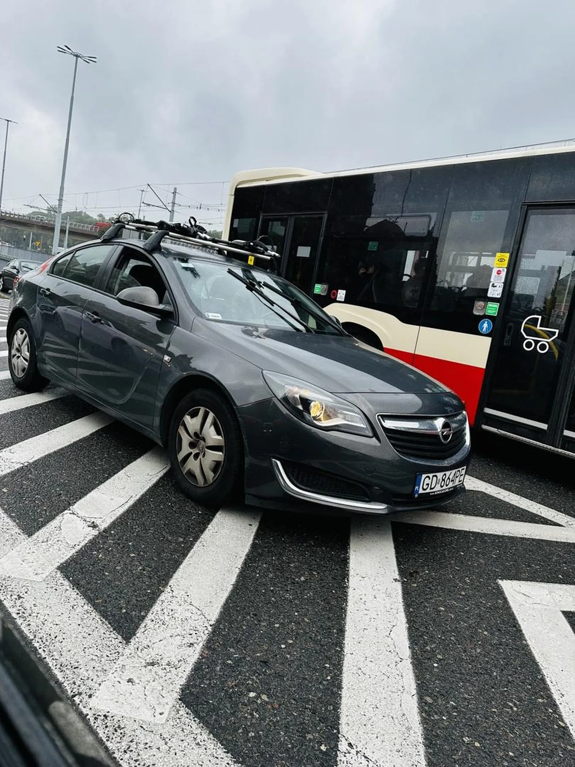 Piękna jazda pasem wyłączonym z ruchu, byle tylko być 3m dalej i kilka stówek lżejszym w kieszeni.