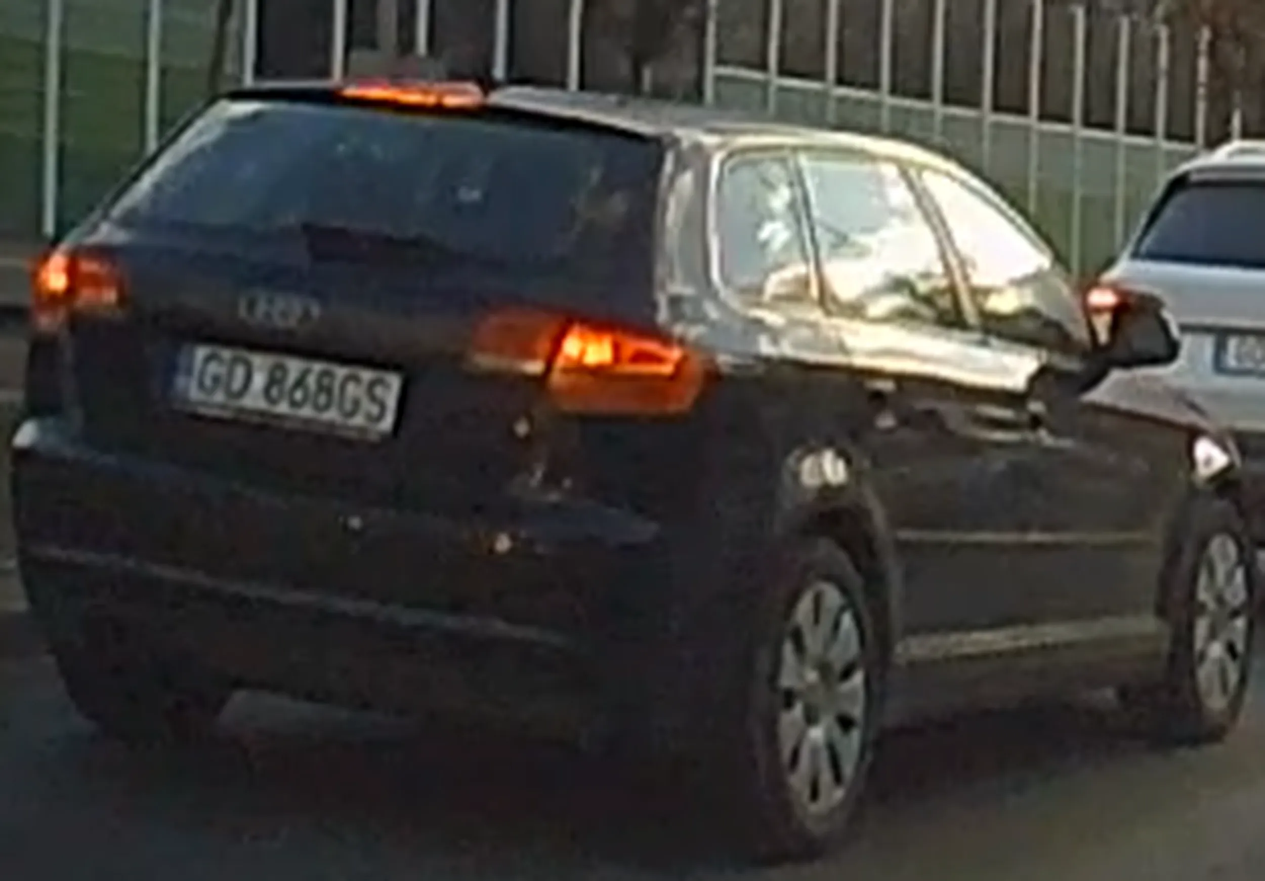 Nie pozdrawiam podstarzałej księżniczki, której chyba poranna kawka za bardzo uderzyła w dekiel. Poczuła się wielce urażona, że ktoś jakimś bieda-nie-premium samochodem próbował zmienić pas i wjechać przed nią w korku. Do tego stopnia, że właściwie przy skończeniu przeze mnie manewru (miałem duży zapas miejsca) nagle przyspieszyła, z impetem wyhamowała mi się przed tylnym zderzakiem i na koniec obtrąbiła. Gdybym sam musiał hamować, wylądowałabyś mi na zderzaku i jeszcze byłaby twoja wina (w tym momencie już skończyłem manewr), więc gratuluję bystrości. Może odstaw prawko bo kiedyś zrobisz komuś krzywdę z własnej głupoty.