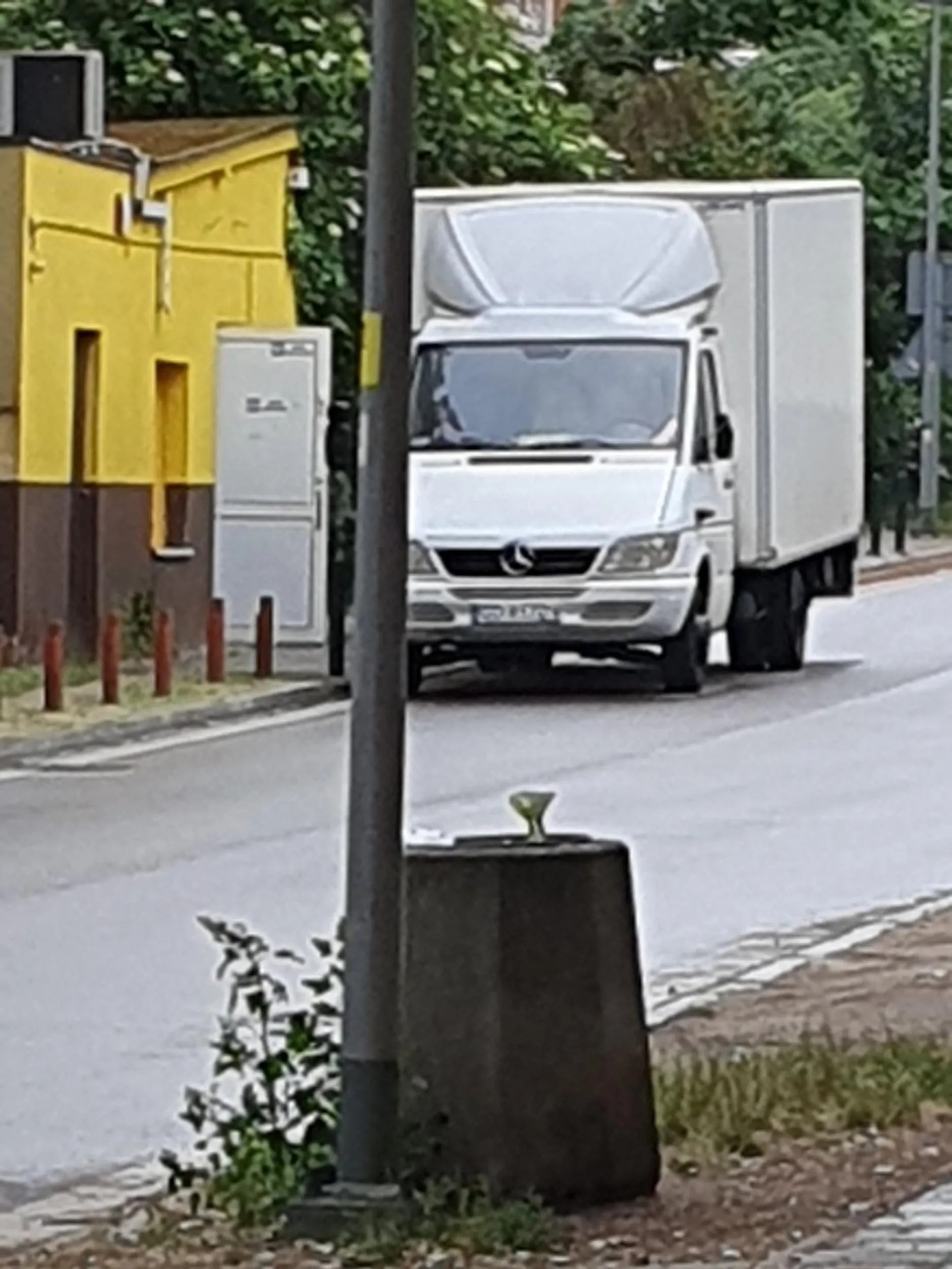 Furgonetka zaopatruje lokal z maszynami hazardowymi (jednoręki bandyta itd) na zakopiańskiej w Gdańsku.