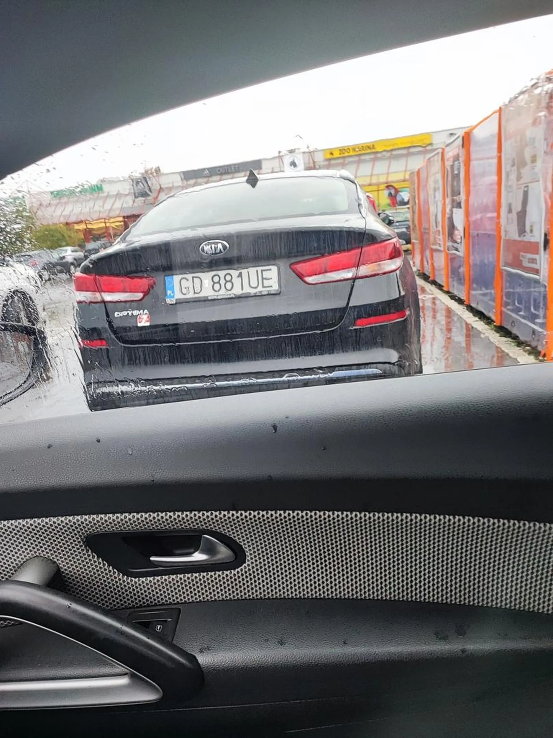 Wiesniam wyrzuca pod marketem pety z okna. Powiedzialem mu, ze samo to sie nie sprząta. Odpowiedzial "sory" po czym poszedl dalej. Peta nie podniosl