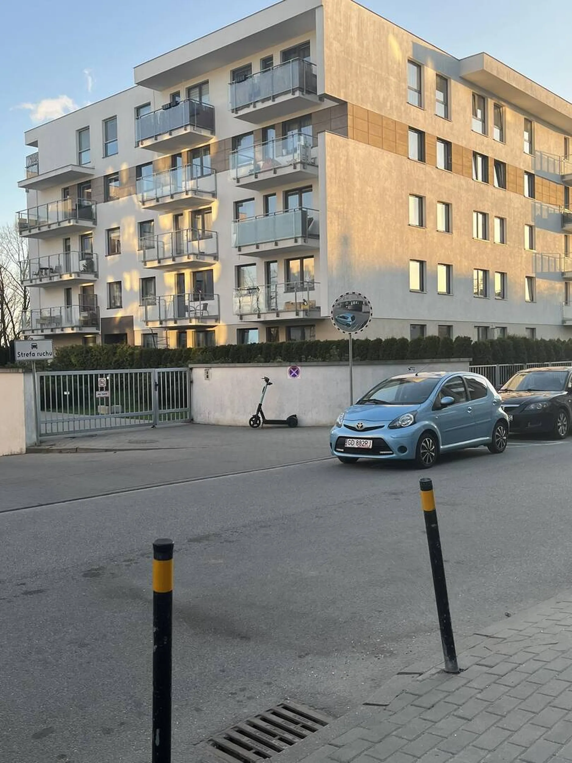 Notorycznie zostawia samochód poza wyznaczonymi miejscami, blokując wyjazdy, czy wejście do lasu na zakręcie, uniemożliwiając wymijanie się.  Rozumiem zostawić tak samochód na chwilę, tak jak to robią kurierzy itd. Ale nie na całe dnie.