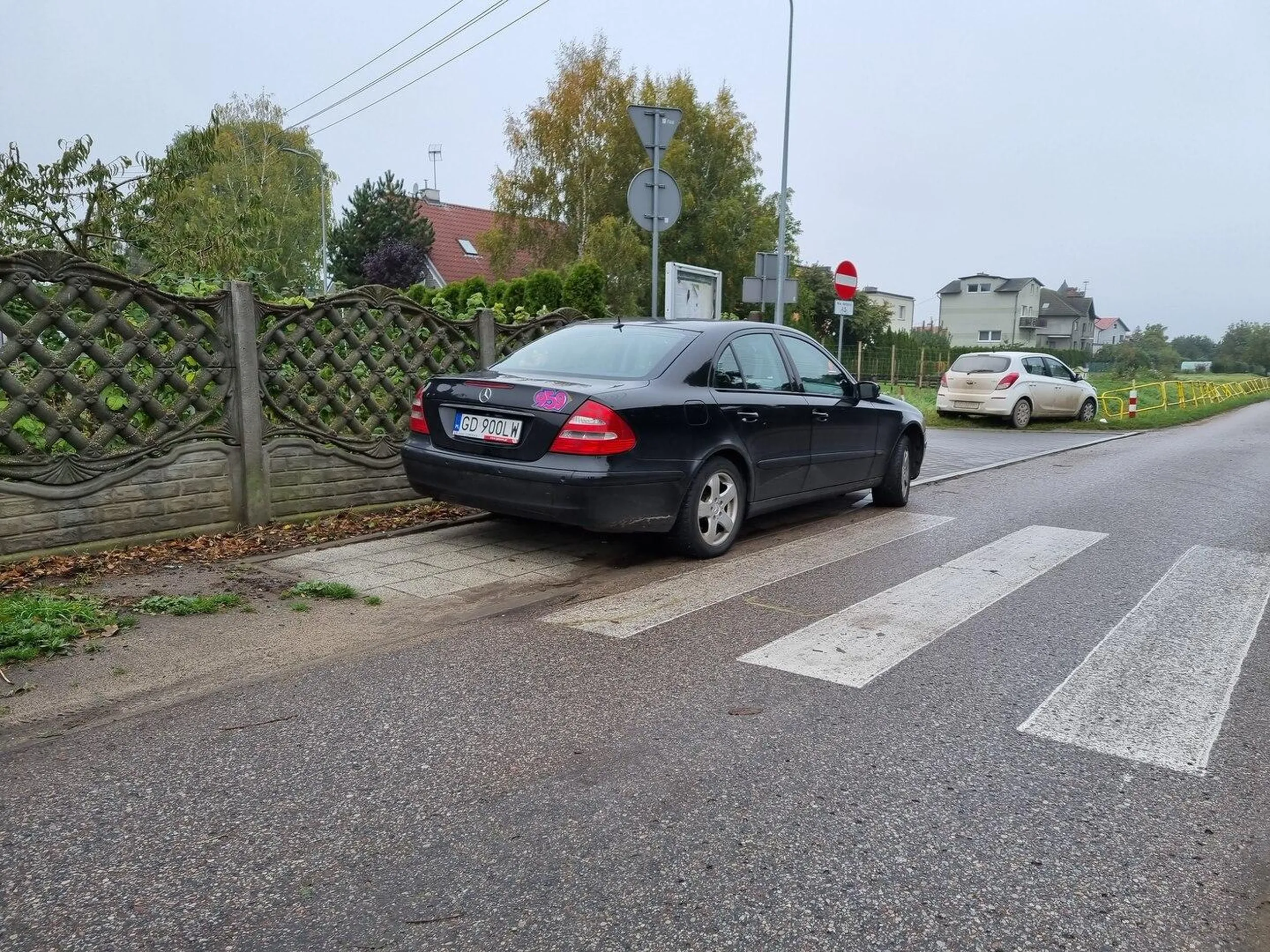 właściciel tego wozu myśli że może parkować wszędzie