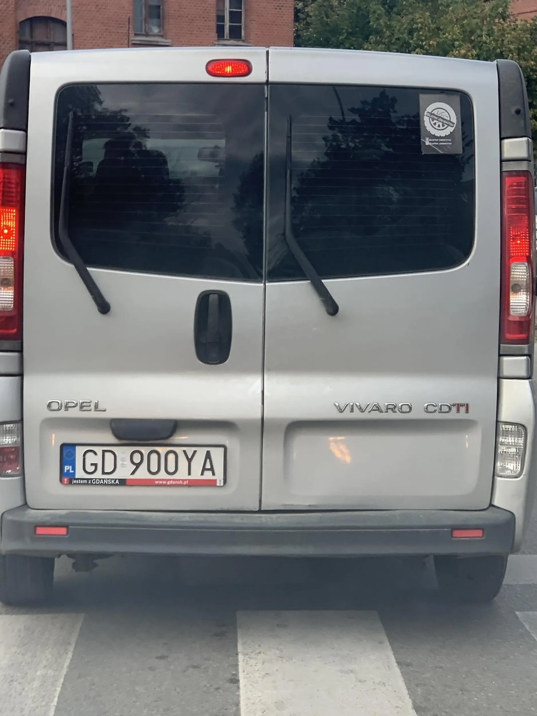 Spieszy tak ze robi niebiezpieczną jazdę dla wszystkich na drodze . Kierowca jest chamem , mówi ze urodził się tu może robić co chce , przepisy drogowe jego nie dotyczą